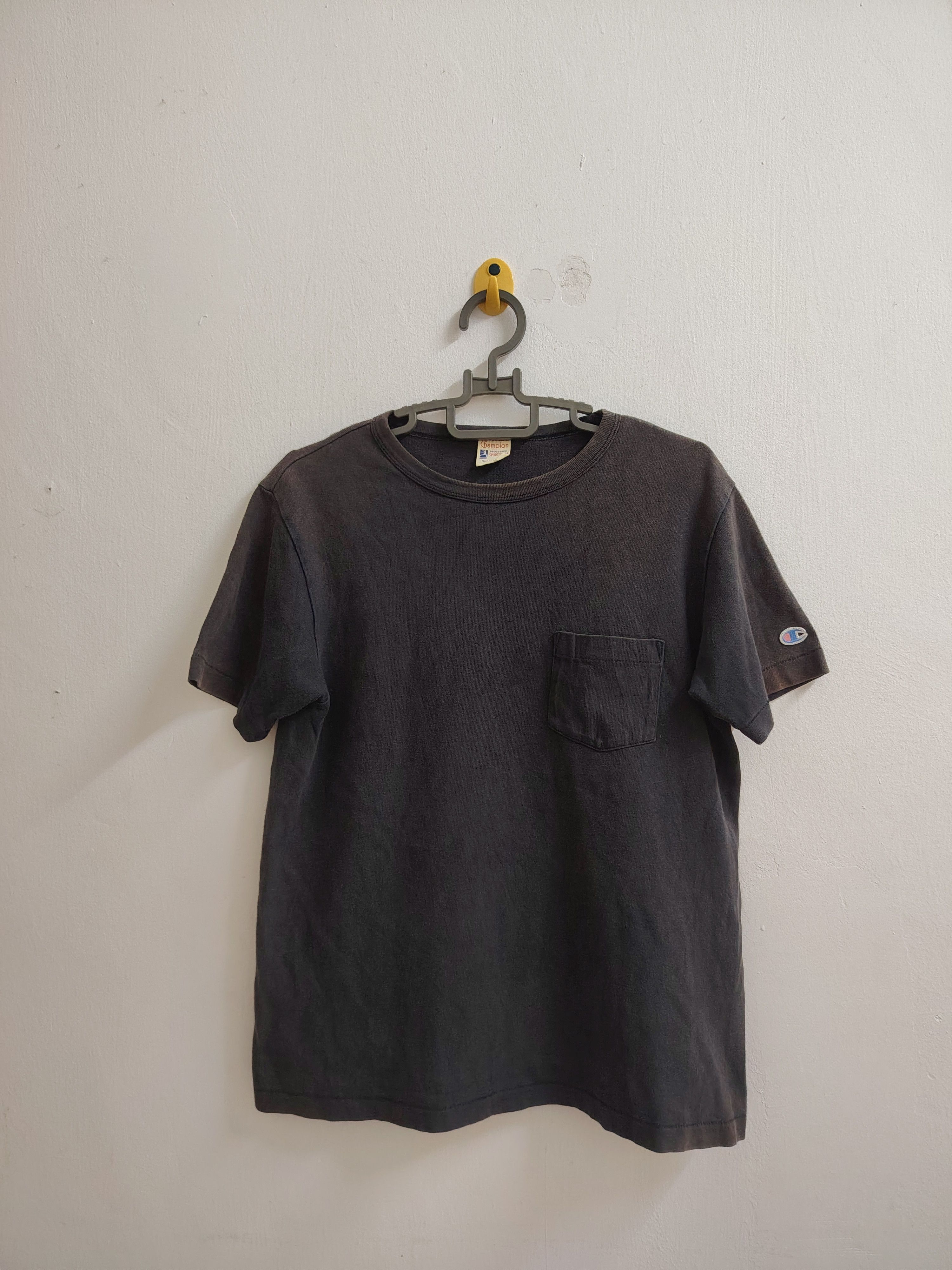 Champion Vintage 90s Champion Sun Faded Blank Pocket T-Shirt Size US S / EU 44-46 / 1 - 1 Thumbnail