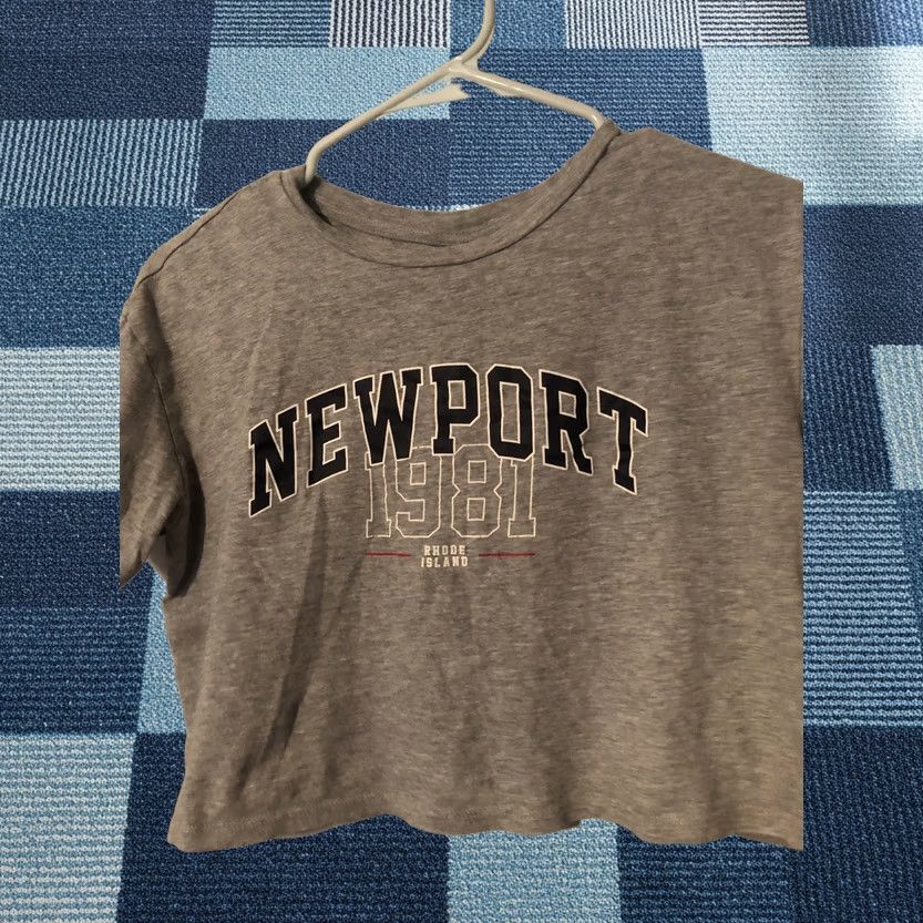 H&M VINTAGE? No. DIVIDED H&M CROP TOP T Shirt Gray Newport Rhode Island Logo XS Women Crop Short Sleeve Pullover Scoop Neck Casual All Seasons Regular Size XS / US 0-2 / IT 36-38 - 1 Thumbnail