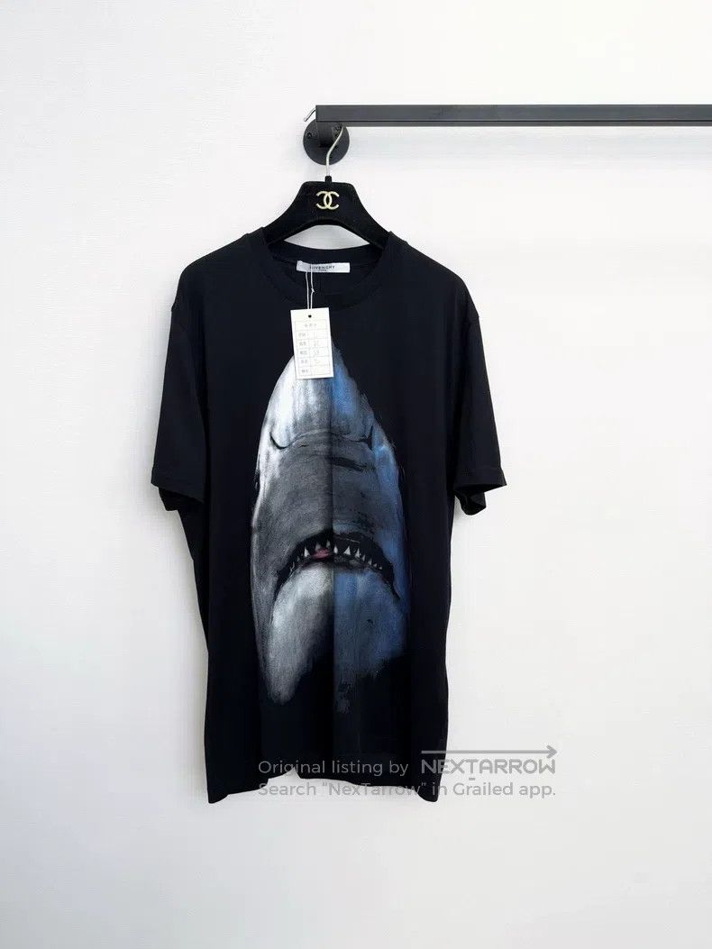 Givenchy Givenchy Classic Shark Print Short Sleeve L Size Size US L / EU 52-54 / 3 - 1 Thumbnail