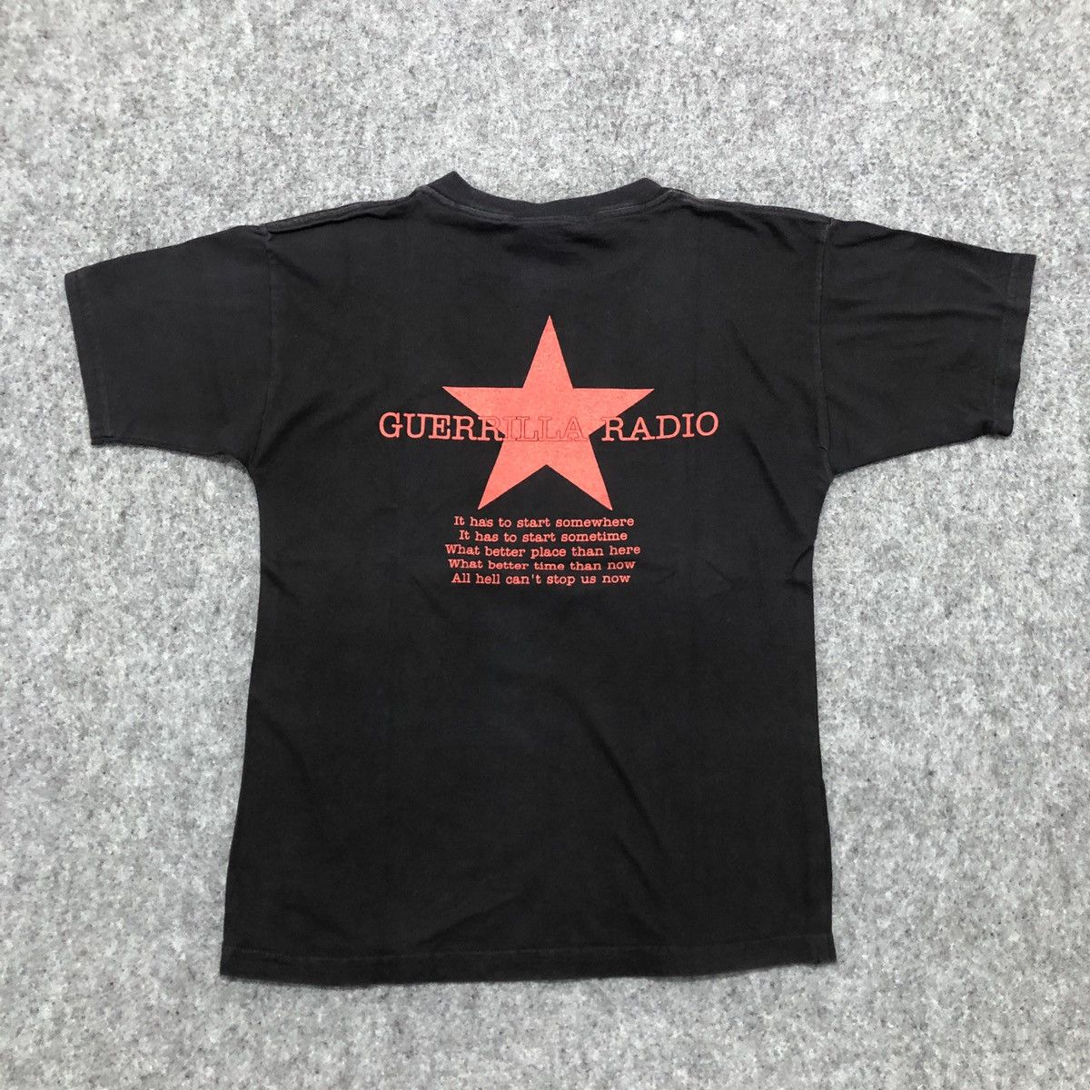 Vintage Vintage Rage Against the Machine Guerrilla Radio T-Shirt Size US S / EU 44-46 / 1 - 3 Thumbnail