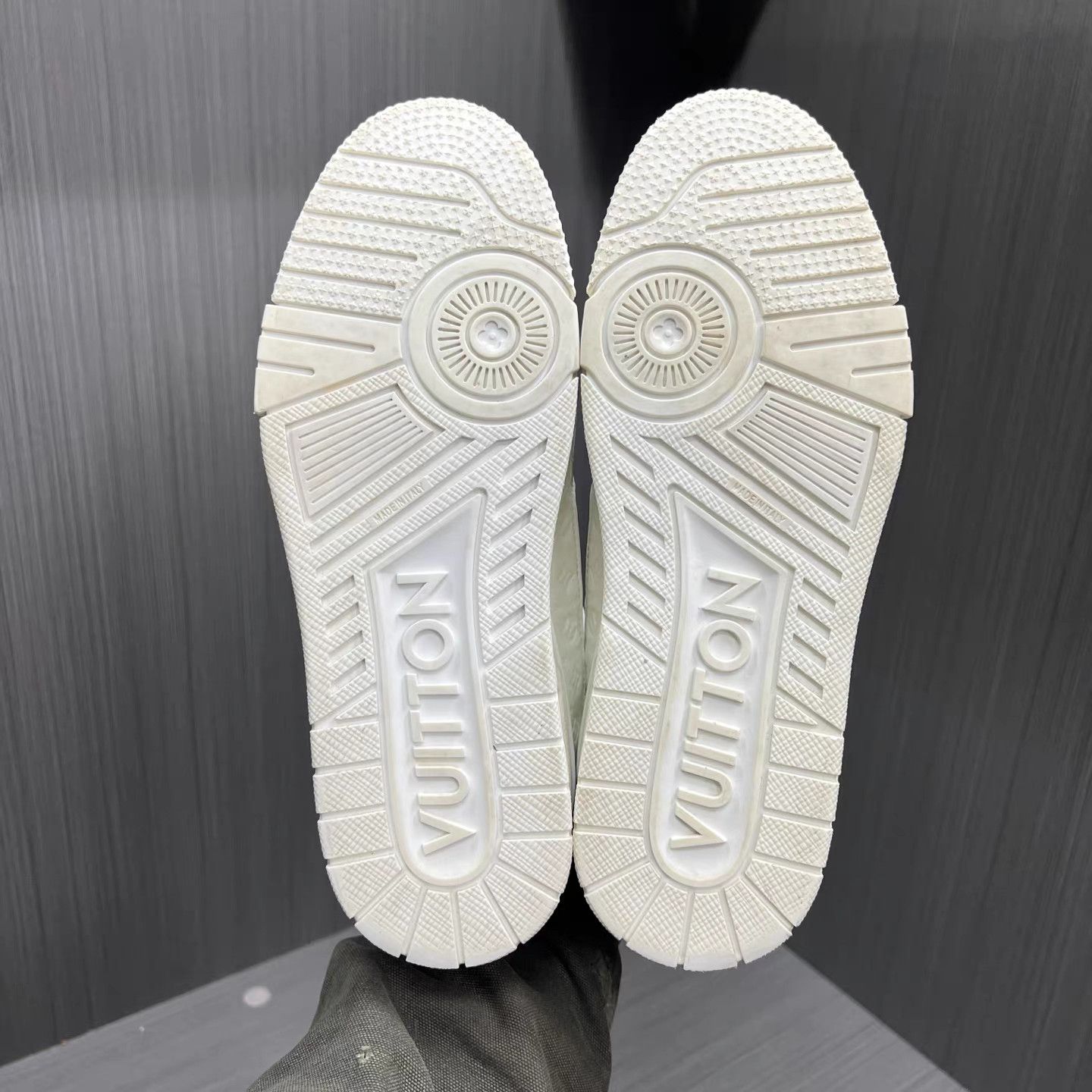 Louis Vuitton Louis Vuitton Trainer White Patent Leather Monogram K15 Size US 8 / EU 41 - 6 Thumbnail
