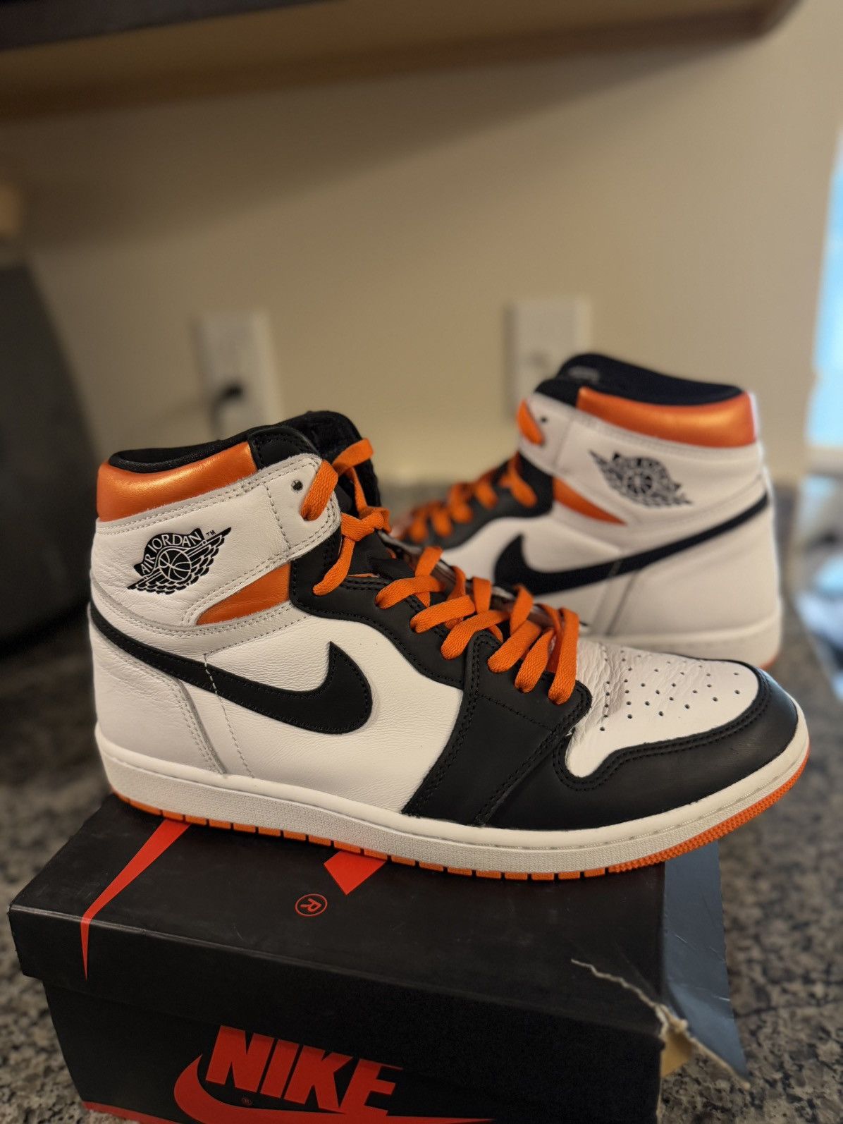 Jordan Brand × Nike Jordan 1 Electro Orange Size 11.5 W BOX Size US 11.5 / EU 44-45 - 3 Thumbnail