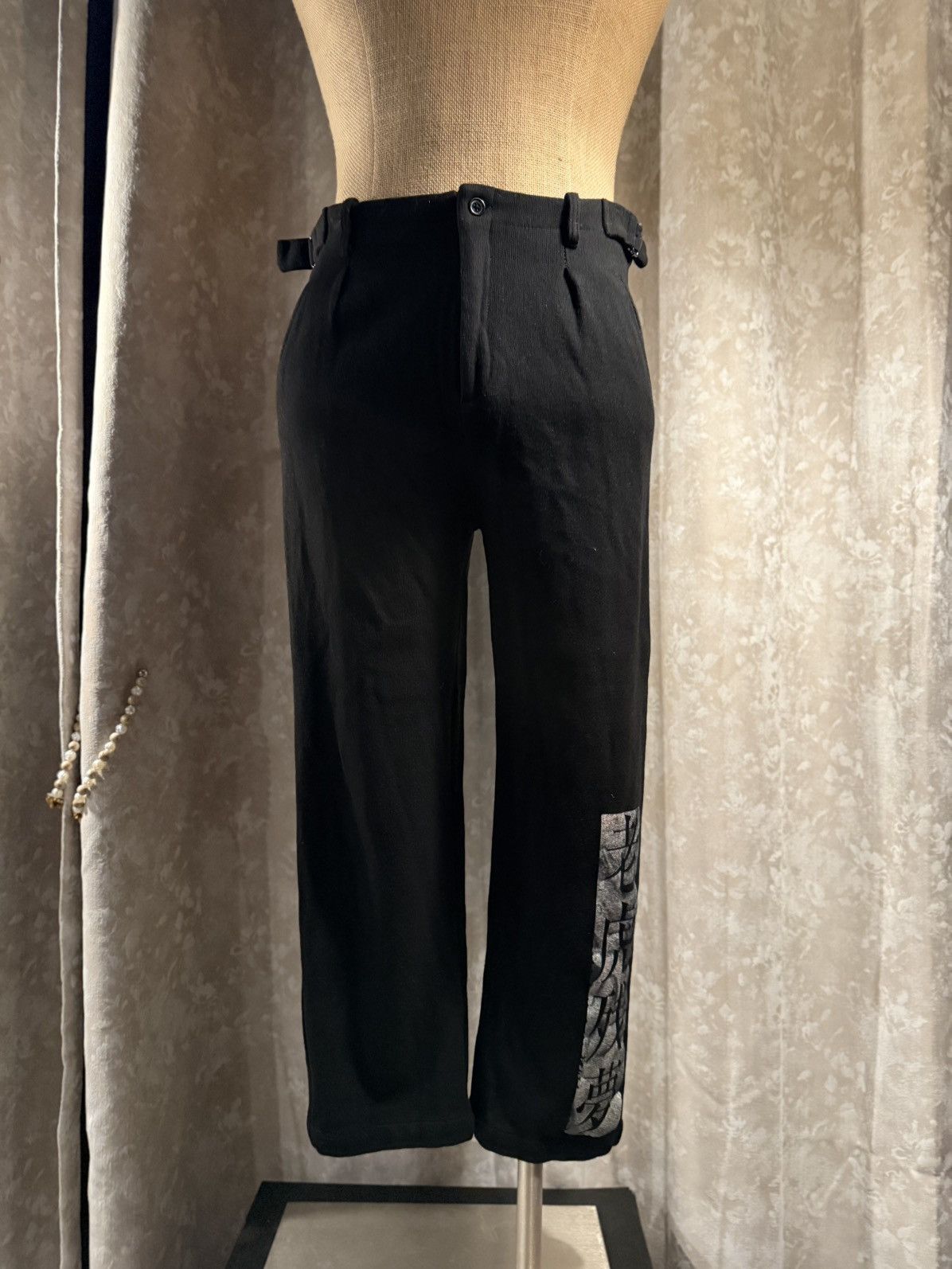 Other Black Cropped Trousers with Asian Calligraphy Print Size US 29 - 2 Thumbnail