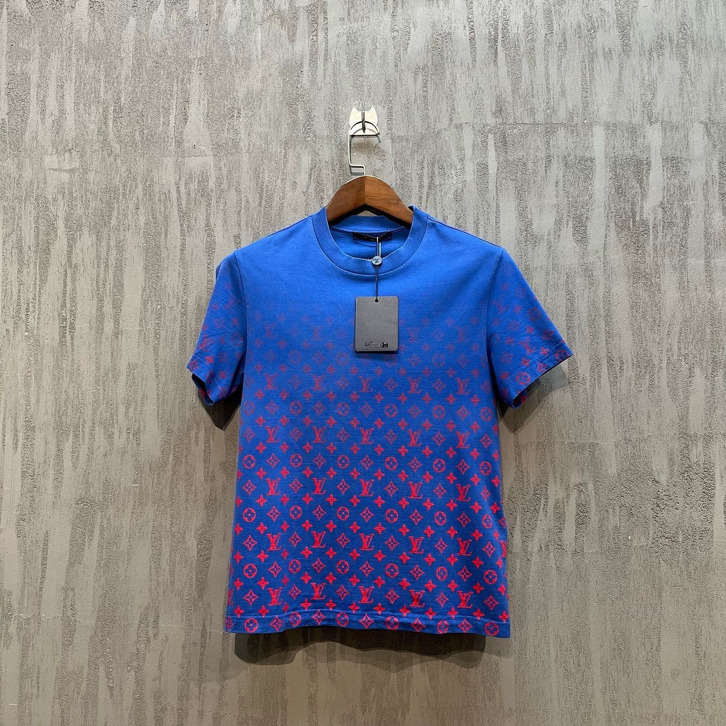 Louis Vuitton Louis Vuitton Monogram Gradient T-Shirt Size XS Size US XS / EU 42 / 0 - 1 Thumbnail