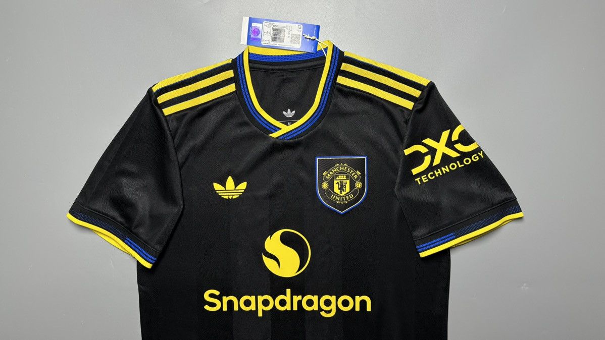 Vintage MAN UNITED ADIDAS 2025/2026 PLAYER ISSUE JERSEY #10 CUNHA Size US M / EU 48-50 / 2 - 3 Thumbnail