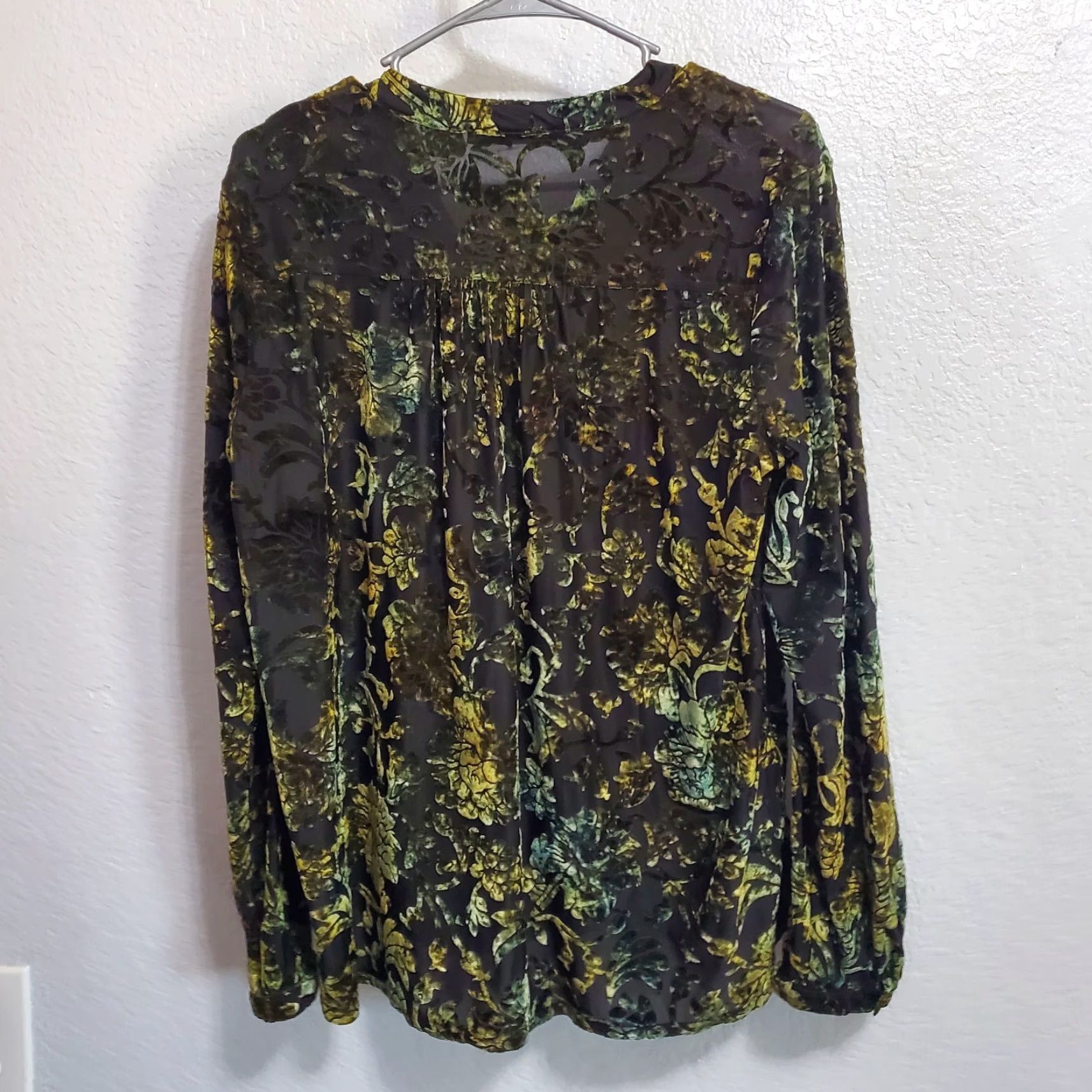 Velvet **Snoskins Women Black L Burnout Velvet Floral V-Neck Whimsigoth Goblincore** User: **Snoskins Women Black L Burnout Velvet Floral V-Neck Whimsigoth** Size L / US 10 / IT 46 - 2 Thumbnail