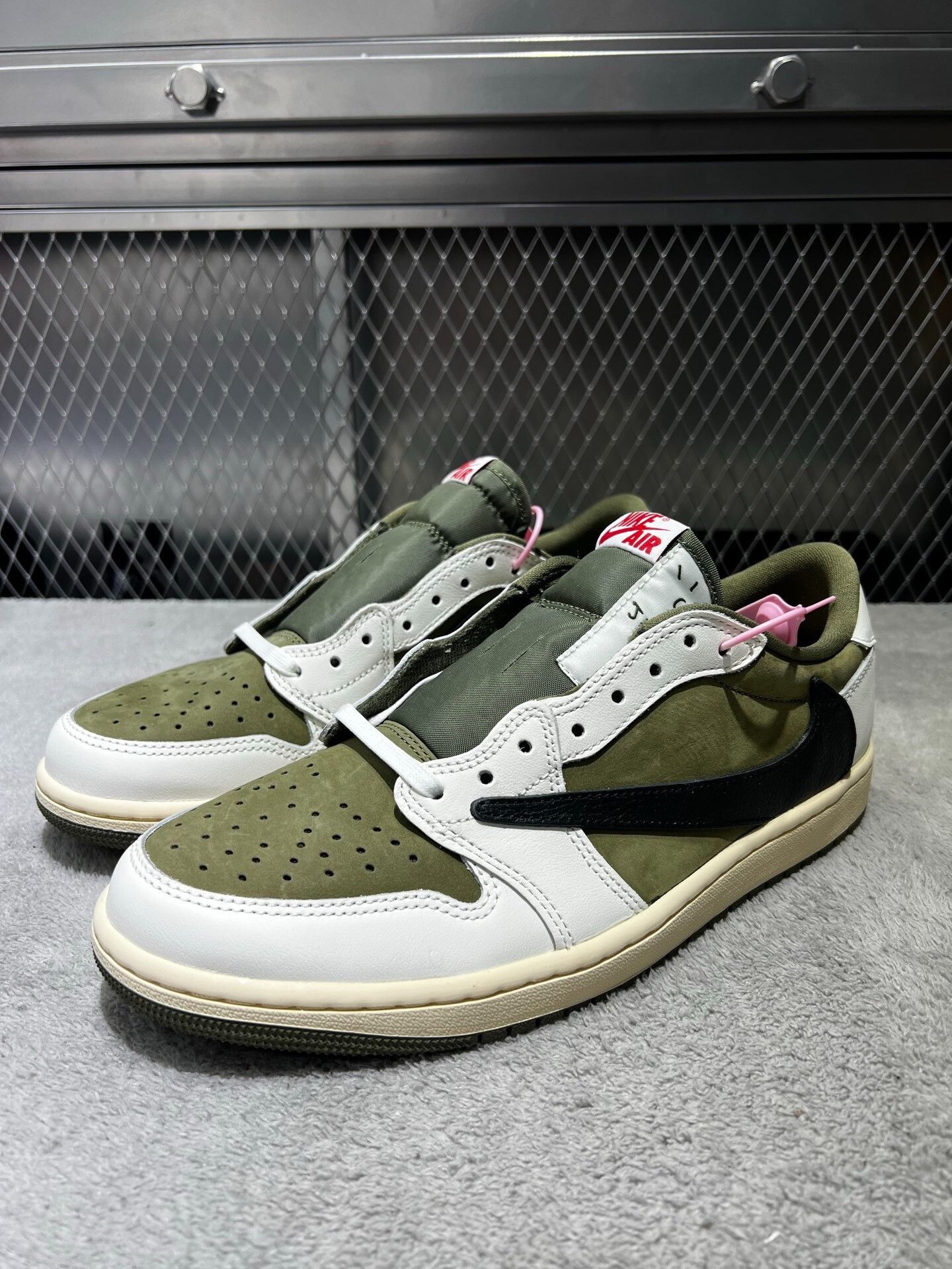 Nike Nike Green Lowtop Sneakers 43 Men Size US 10 / EU 43 - 1 Thumbnail