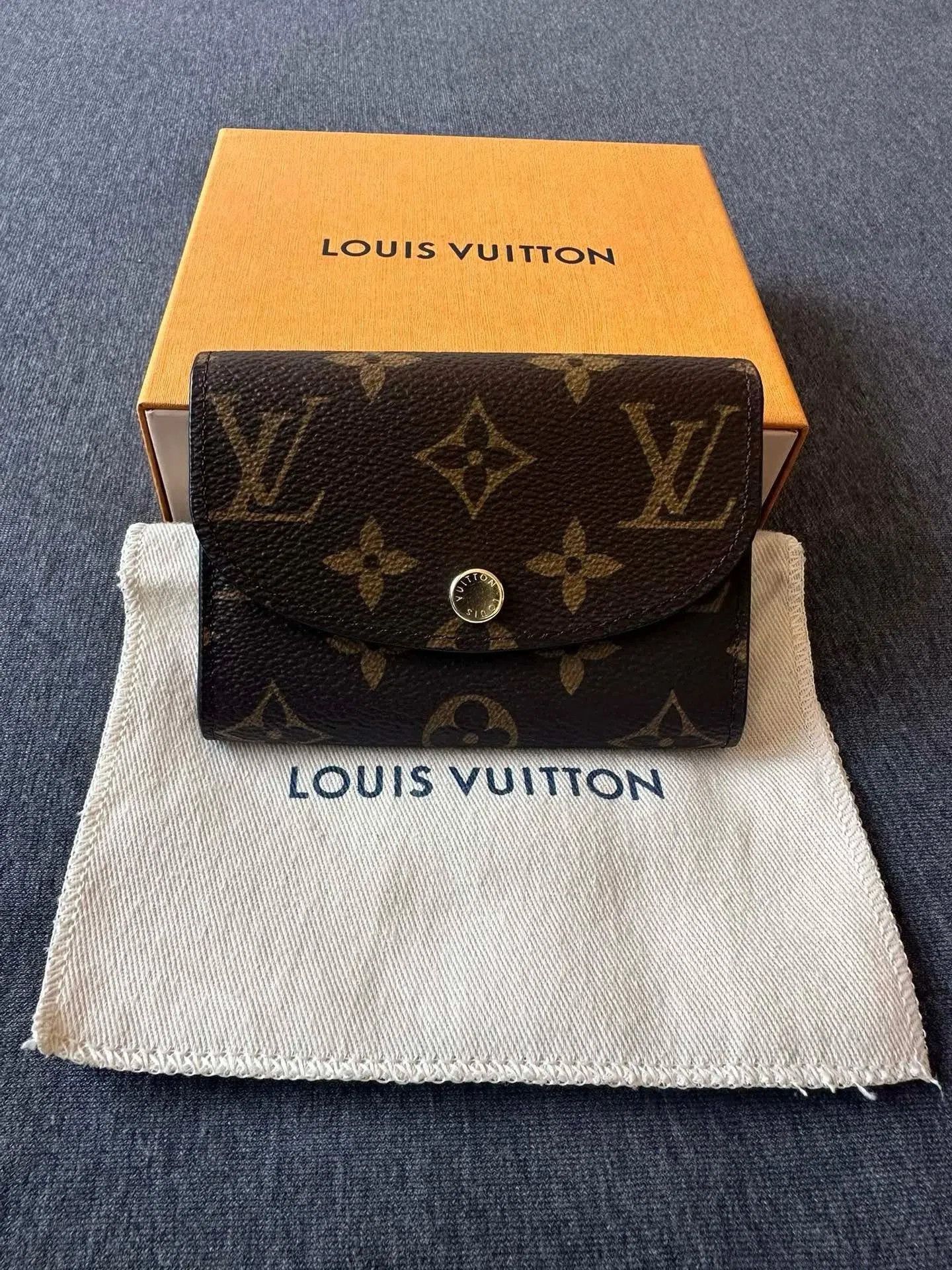 Louis Vuitton LV Classic Monogram Small Wallet. Size ONE SIZE - 1 Thumbnail