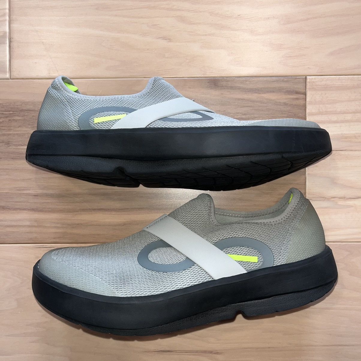 Other OOFOS OOmg Men’s Size 10 Gray Black Fibre Low Slip On Size US 10 / EU 43 - 2 Thumbnail