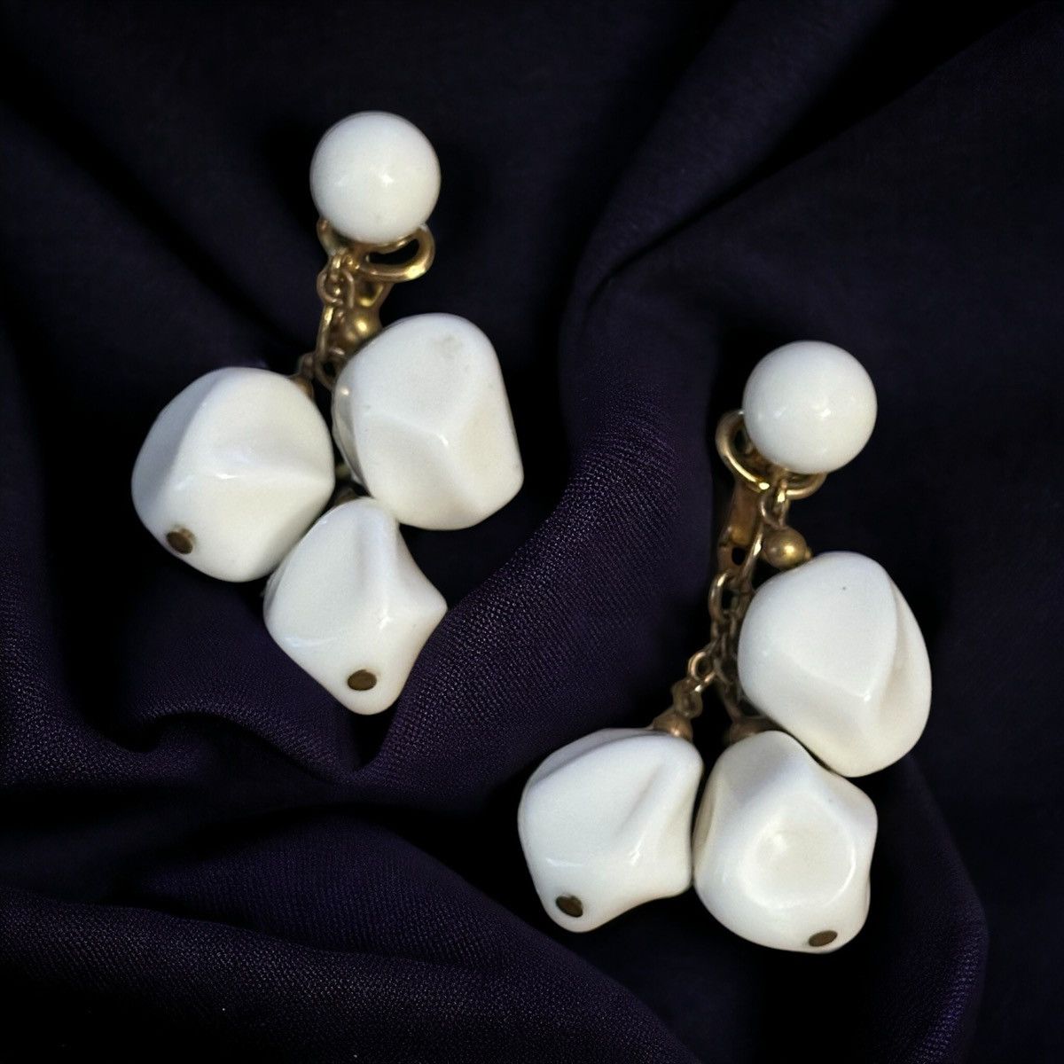 Vintage Vintage Trifari white lucite clip on dangle earrings Size ONE SIZE - 1 Thumbnail