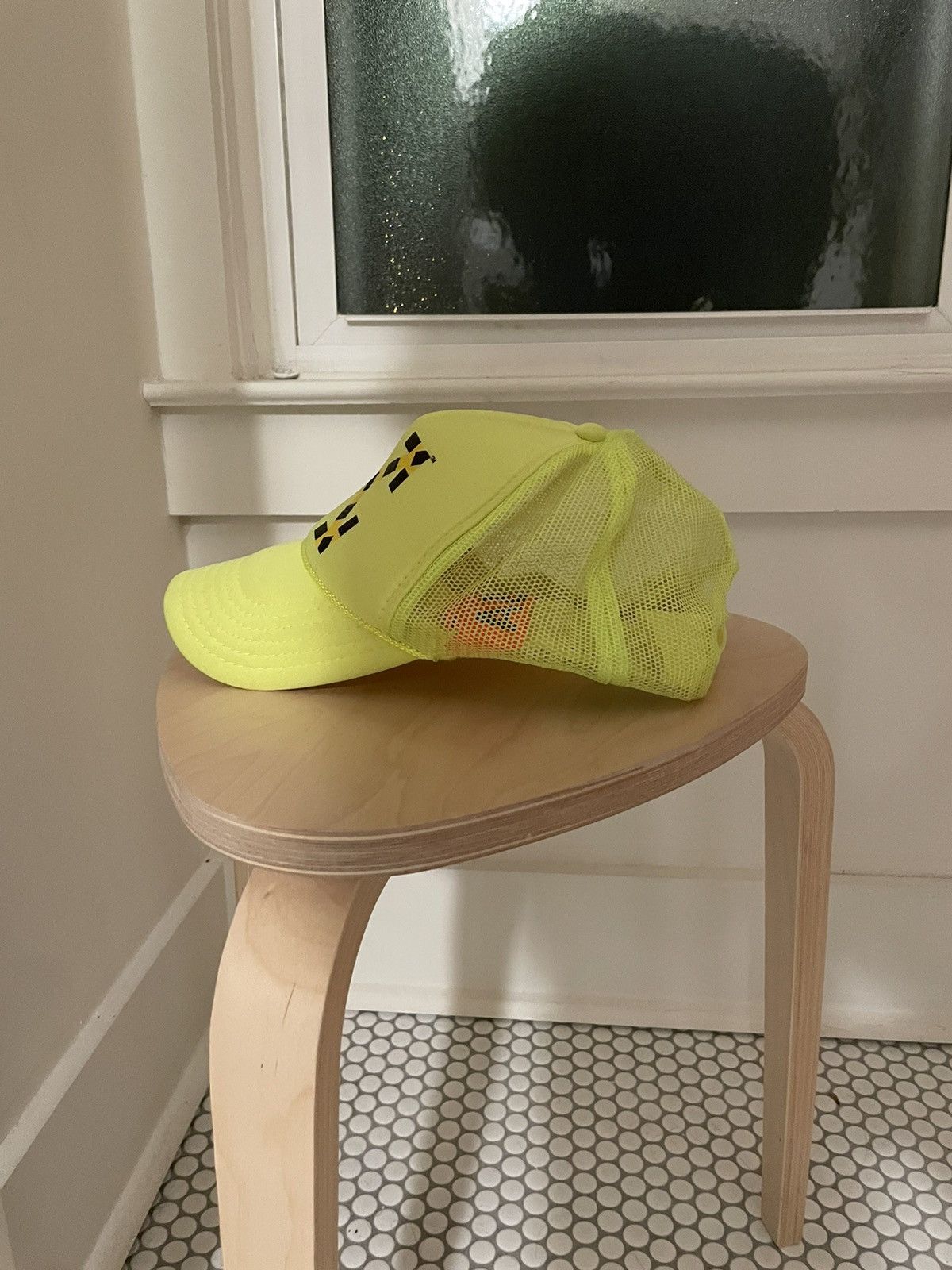 Off-White × Otto × Virgil Abloh Virgil Abloh x MCA Figures of Speech Arrows Trucker Hat Size ONE SIZE - 2 Thumbnail