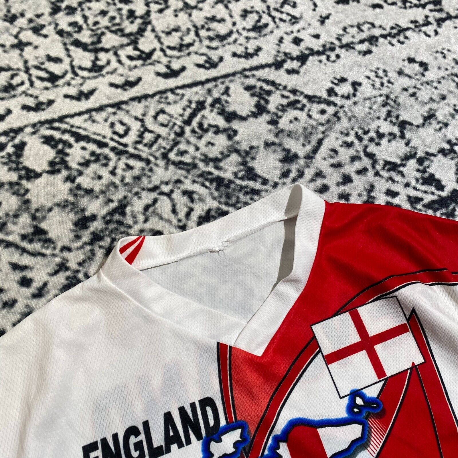 Vintage Vintage White Red Polyester T-Shirt Size XL England Football Size US XL / EU 56 / 4 - 6 Thumbnail