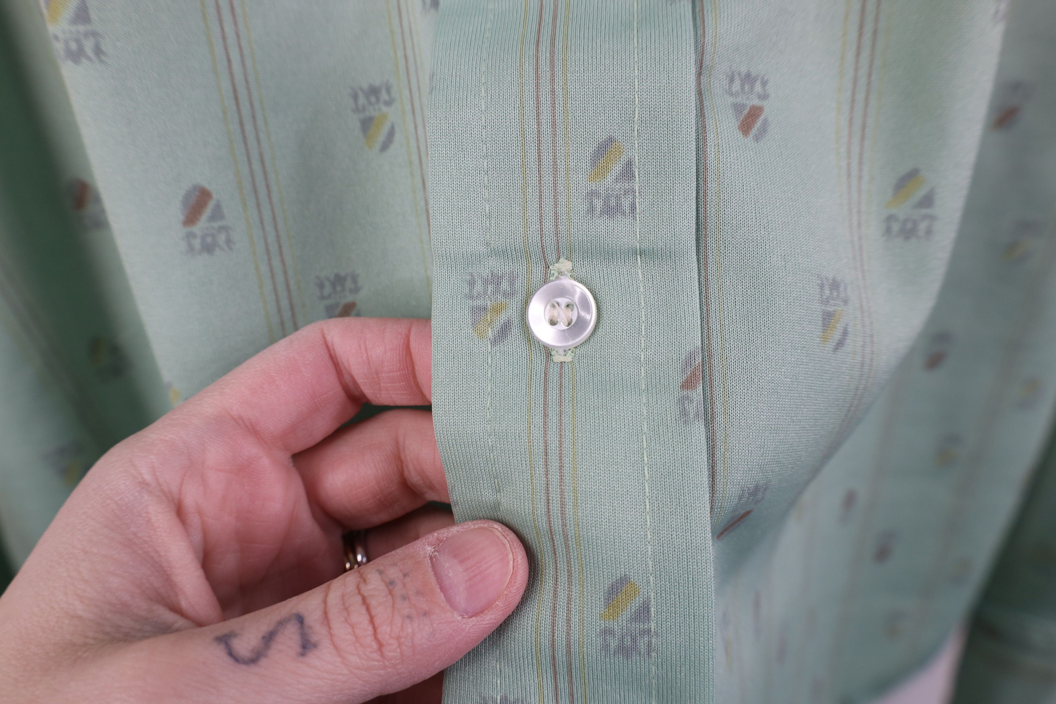 Vintage Vintage 70s Streetwear Crest Knit Collared Button Shirt Size US M / EU 48-50 / 2 - 6 Thumbnail