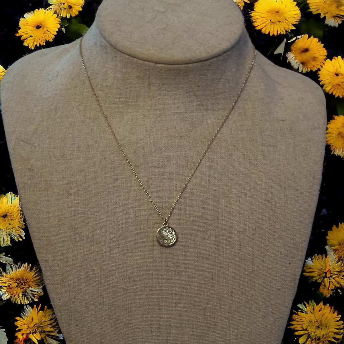Other Dainty gold tone Yin Yang pendant necklace Size ONE SIZE - 1 Thumbnail