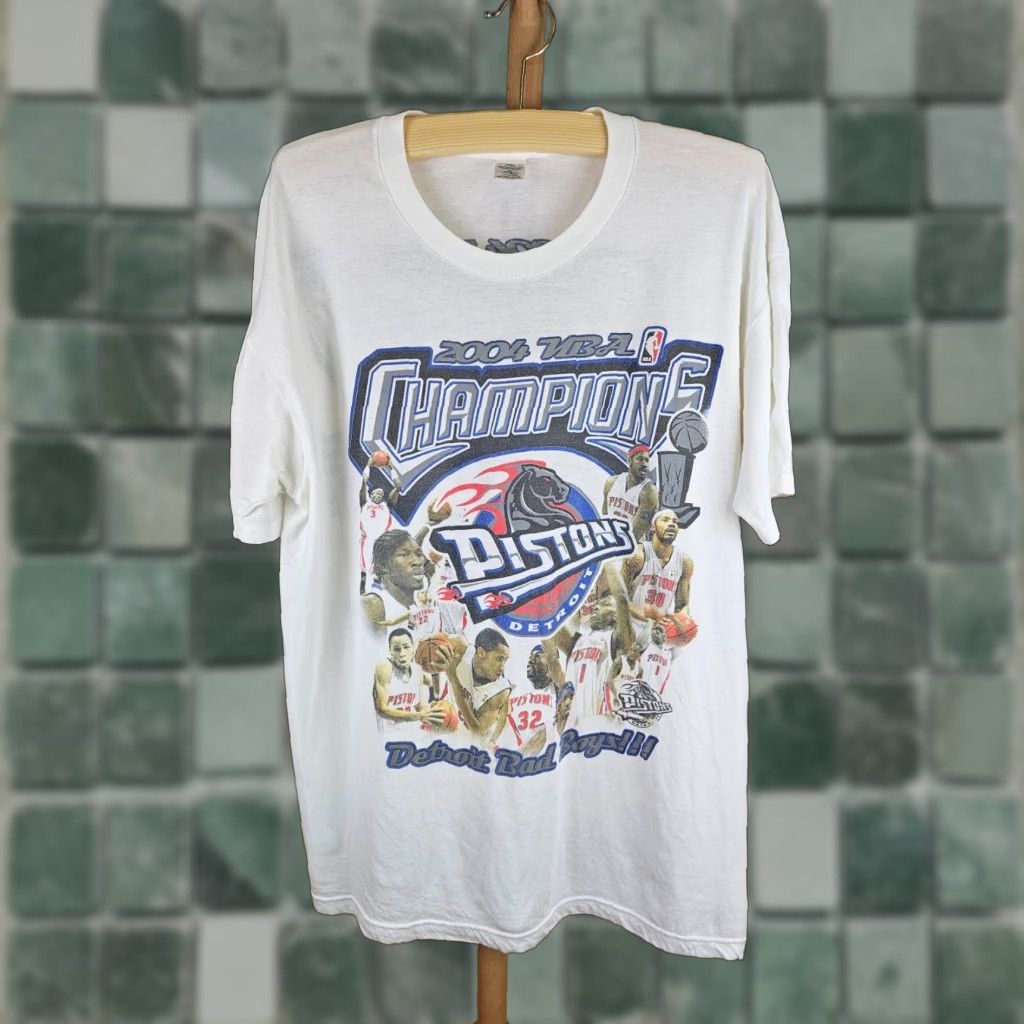 NBA VINTAGE 2002 DETROIT PISTONS CHAMPIONS NBA PAPER THIN 2 SIDE PRINT T-SHIRT SZ XL Shirt Men White XL 23 INCH 31 INCH Size US XL / EU 56 / 4 - 1 Thumbnail