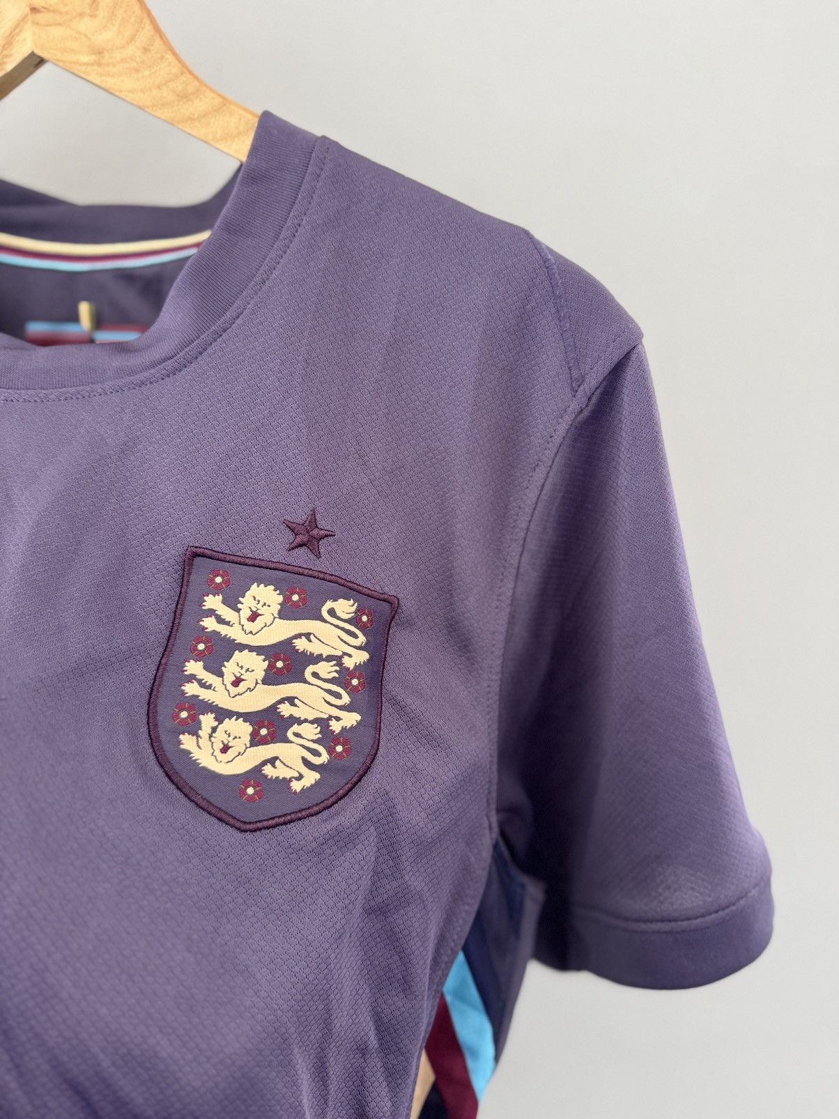 Other 2024 England Stadium Away Soccer Jersey Nike Men's Size M Size US M / EU 48-50 / 2 - 6 Thumbnail