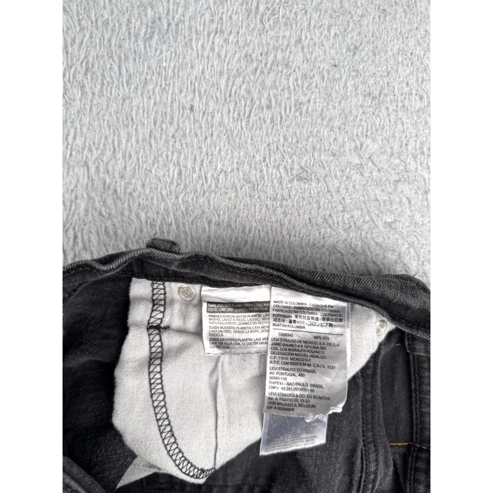 Levi's Levi's Women Black Cut-Off Shorts 32 Denim Cotton Blend Zip Fly 514 Dark Wash 7 Inseam Regular Rise 8.5-10.5 In Pockets 5-Pocket Design Vintage No Size 24" / US 00 / IT 34 - 7 Thumbnail