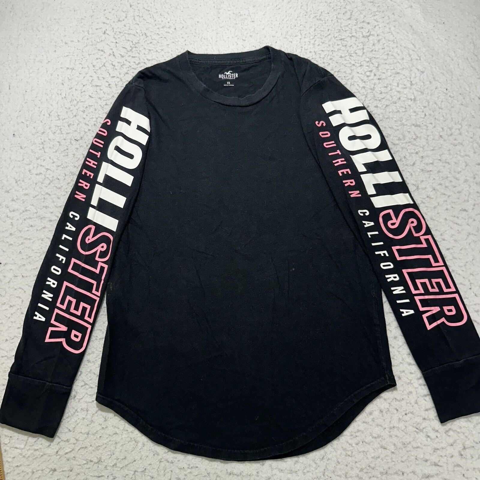 Hollister Hollister XS Long Sleeve Crewneck Graphic T Shirt Black Tee Size XS / US 0-2 / IT 36-38 - 1 Thumbnail