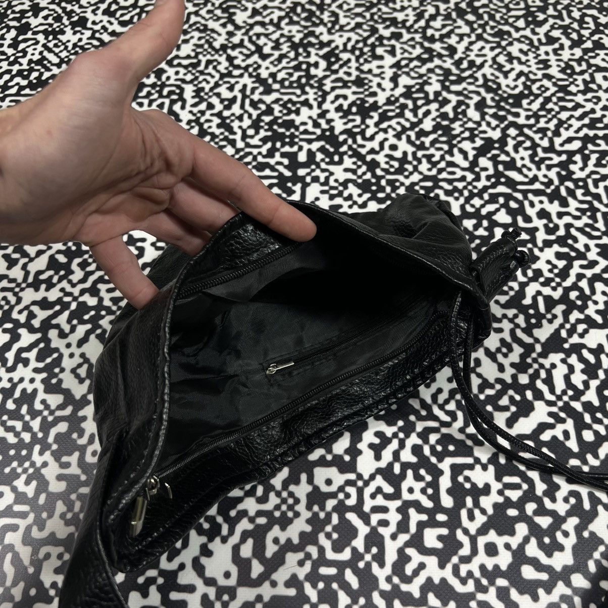 Japanese Brand Vintage Y2K Japanese Crossbody Bag Opium Style Size ONE SIZE - 13 Thumbnail