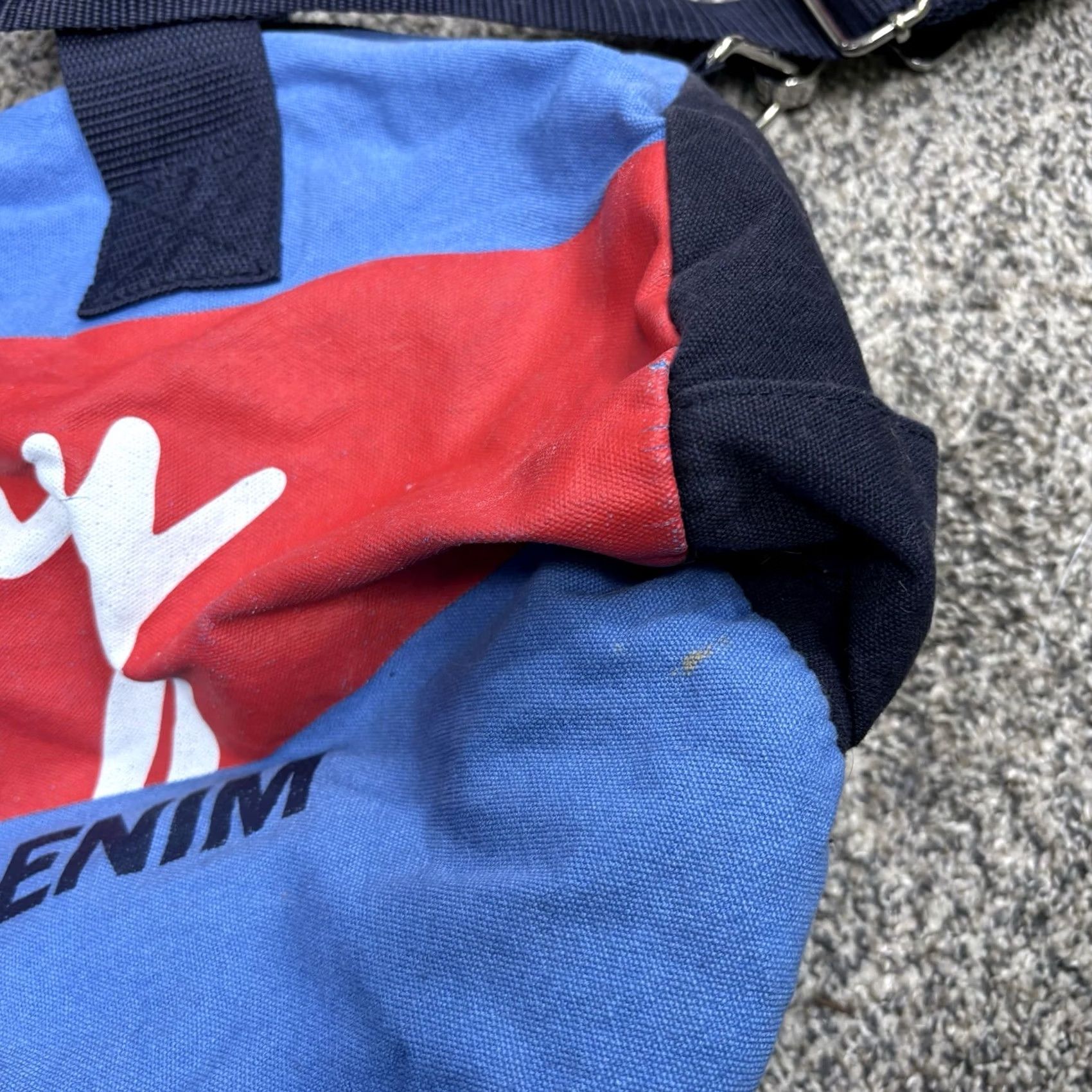Tommy Hilfiger VINTAGE Tommy Hilfiger Duffel Bag Red Flag Logo Large Denim 90s Gym Travel Blue Canvas 1990s Mens Bag Size ONE SIZE - 6 Thumbnail