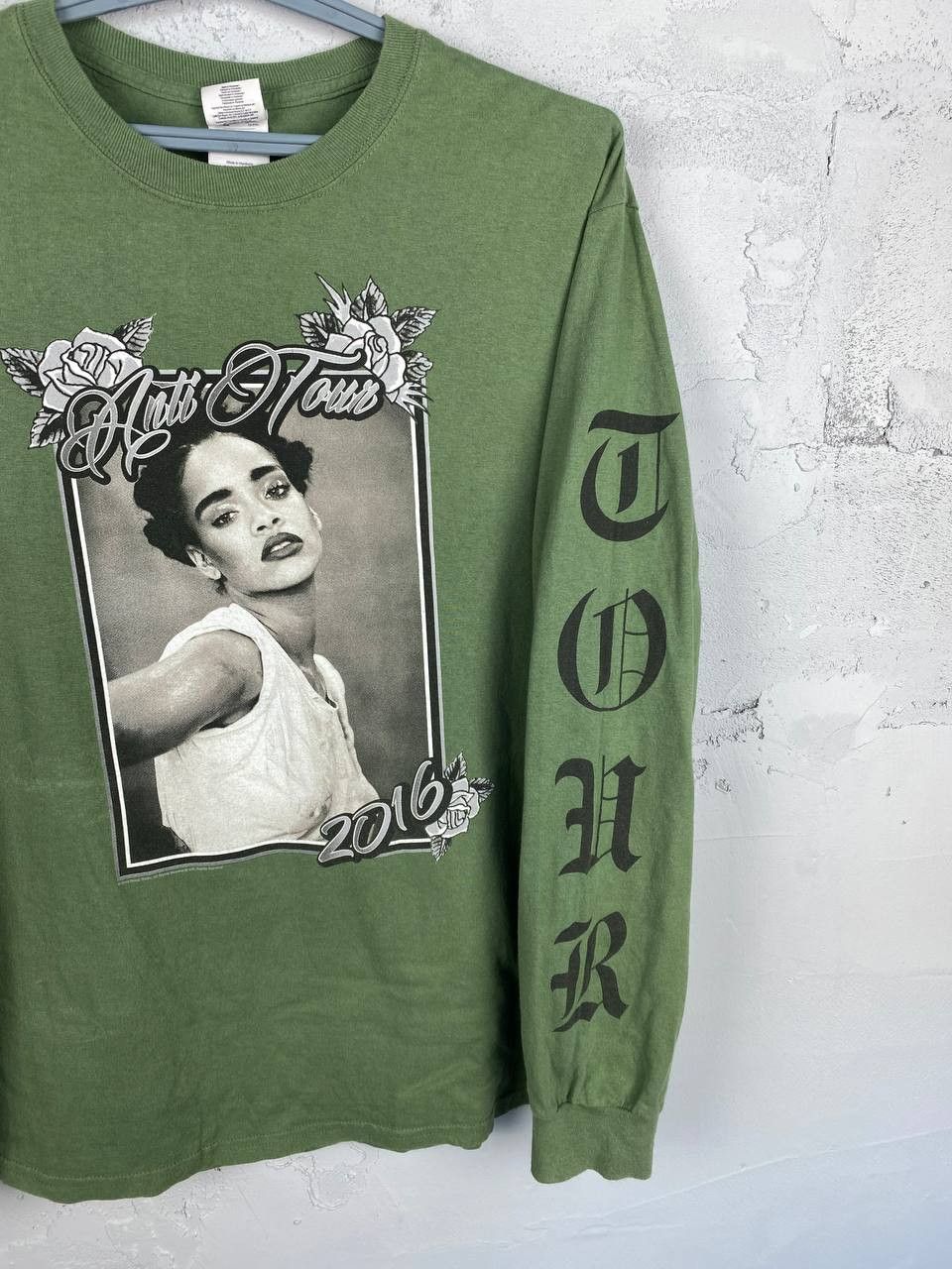 Band Tees Rihanna anti tour European Promo Tee tShirt 2016 Size US L / EU 52-54 / 3 - 4 Thumbnail