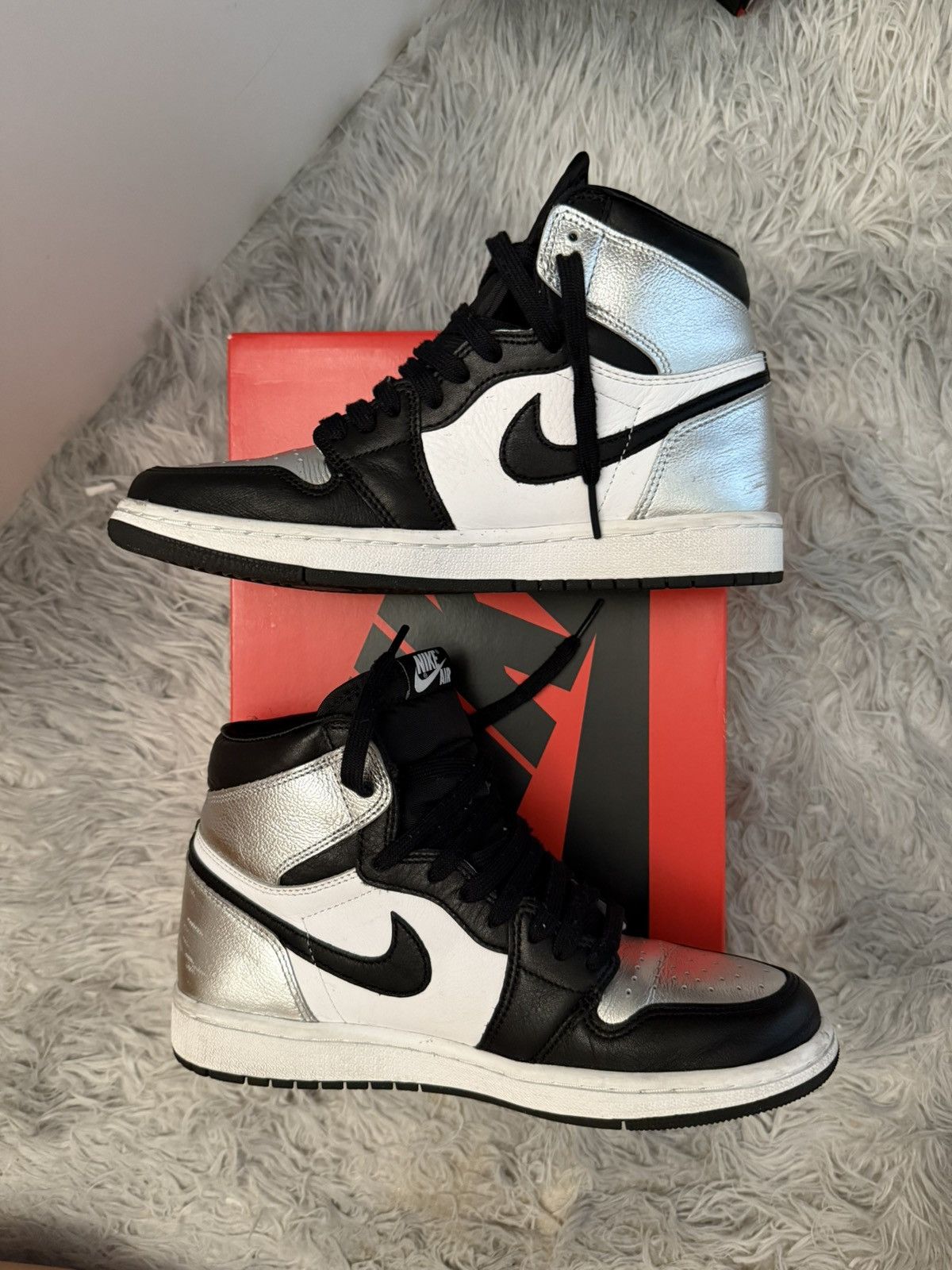Jordan Brand WMNS Air Jordan Retro 1 High OG Silver Toe Size US 7.5 / IT 37.5 - 2 Thumbnail