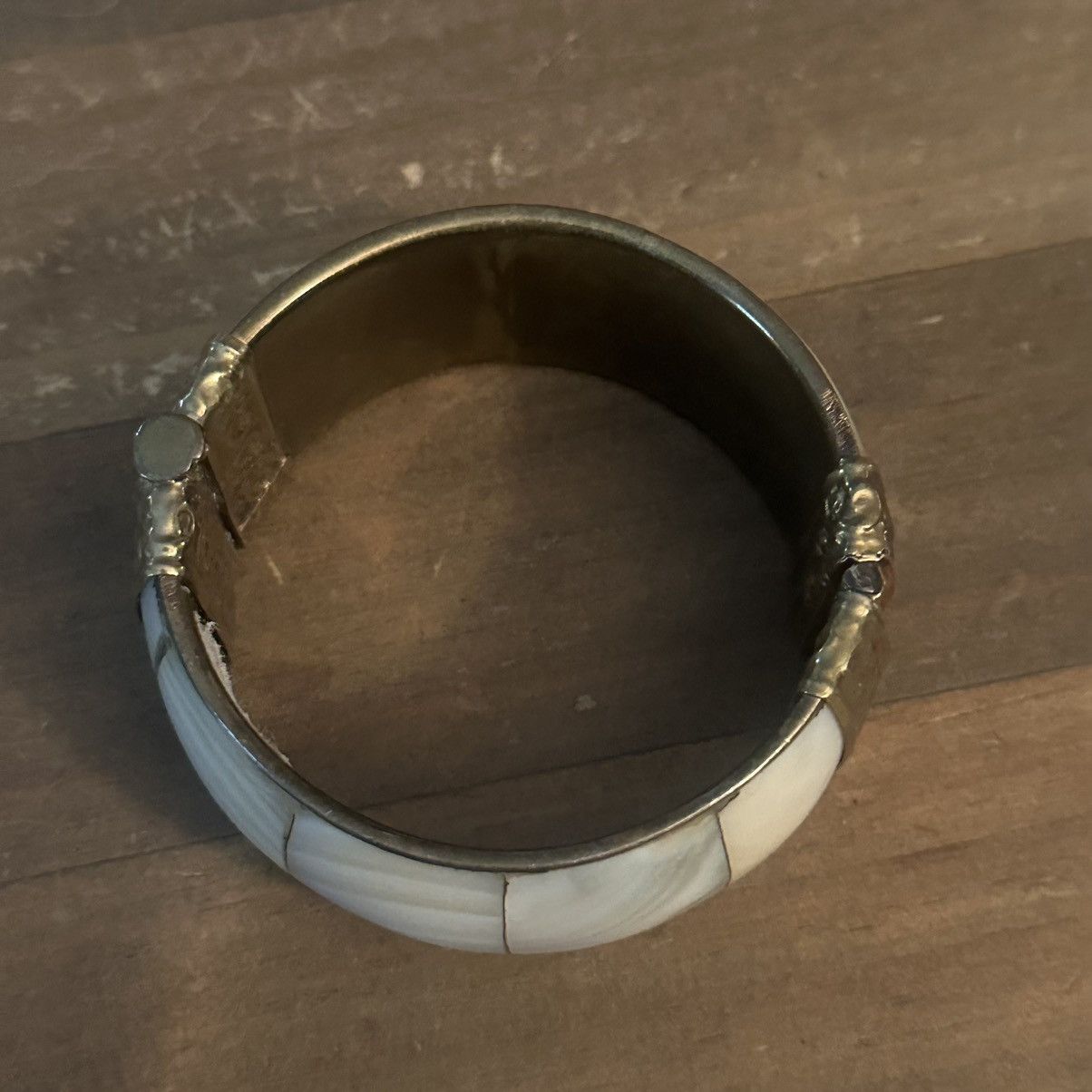 Vintage Vintage chunky mother of pearl brass hinged bangle bracelet Size ONE SIZE - 7 Thumbnail