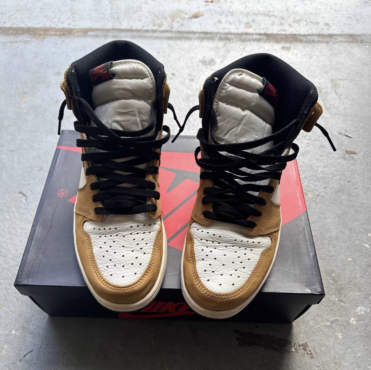 Jordan Brand Air Jordan 1 Retro 'Rookie of the Year' Size US 11 / EU 44 - 3 Thumbnail