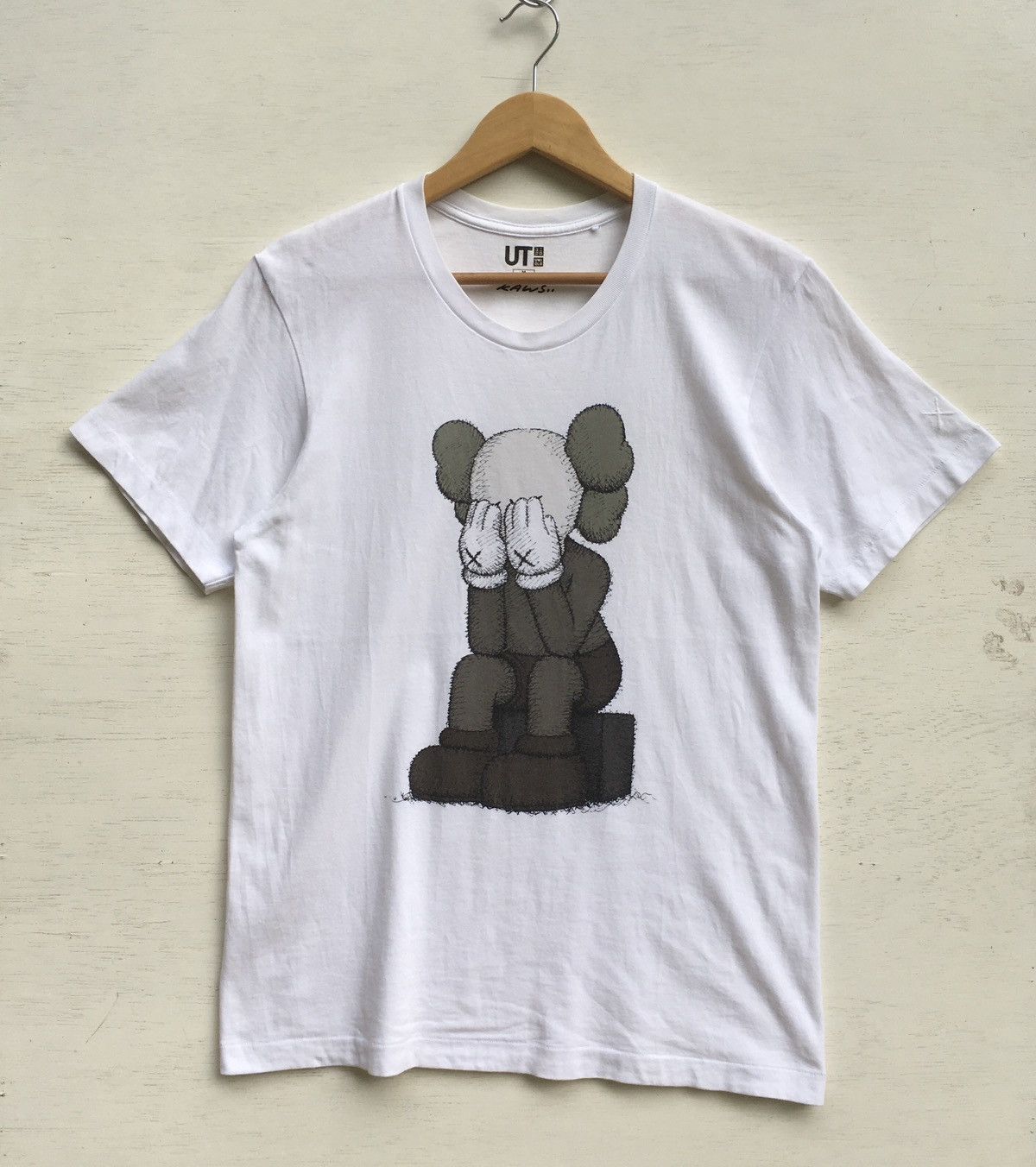 Japanese Brand × Kaws × Vintage FINAL DROP ‼️ Vintage Uniqlo X Kaws Tee Size US M / EU 48-50 / 2 - 1 Thumbnail