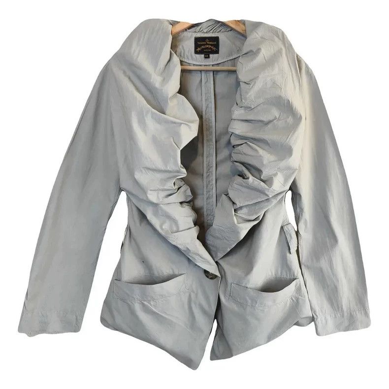 Vivienne Westwood The buds are wearing a coat