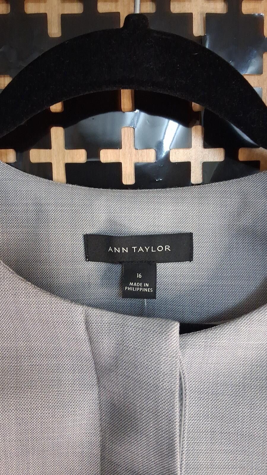 Ann Taylor Ann Taylor Light Gray Cropped Blazer Size 16 3/4 Sleeve Size ONE SIZE - 2 Thumbnail