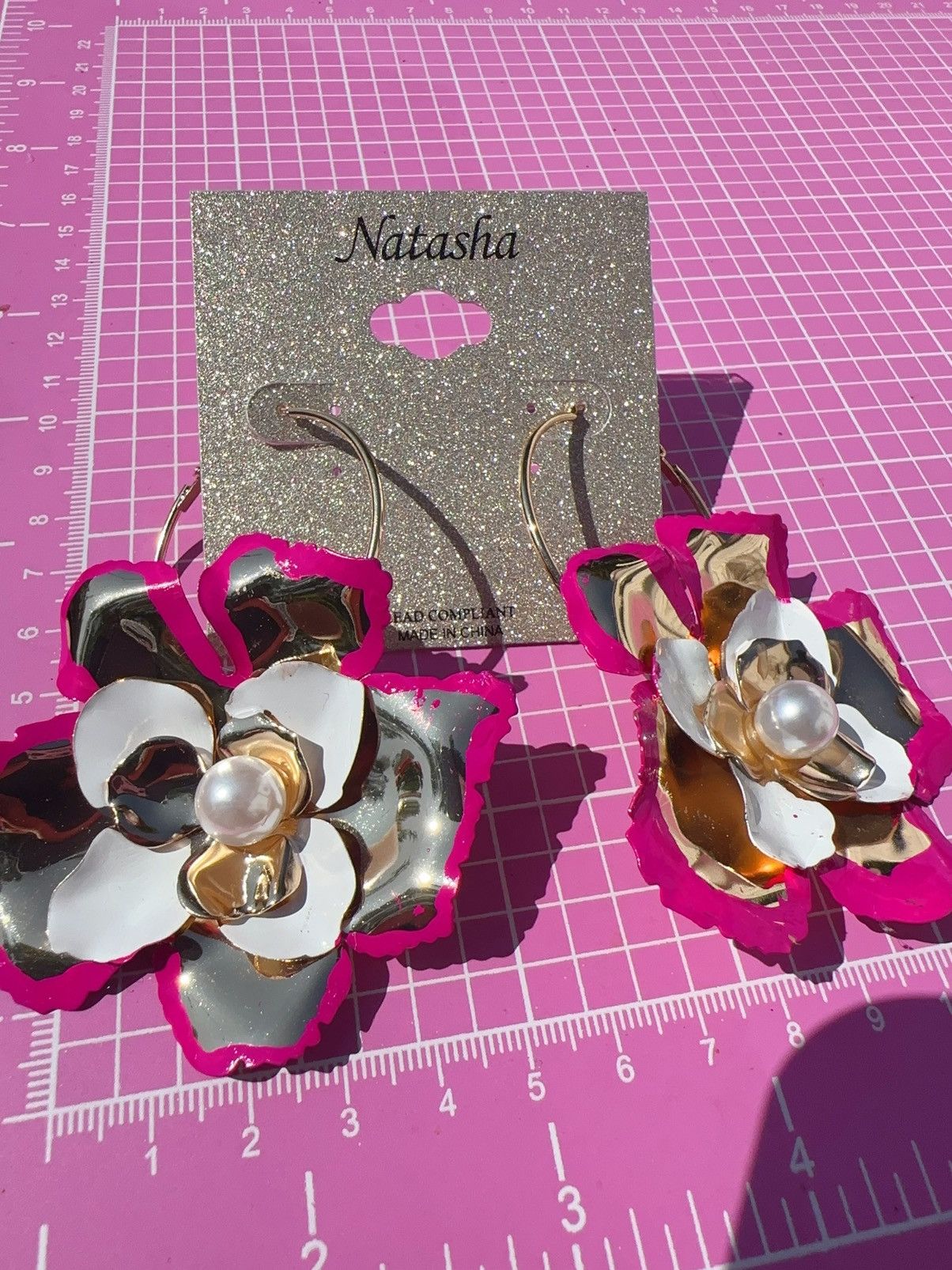 Designer Natasha gold tone pink white large flower pearl earrings Size ONE SIZE - 2 Thumbnail