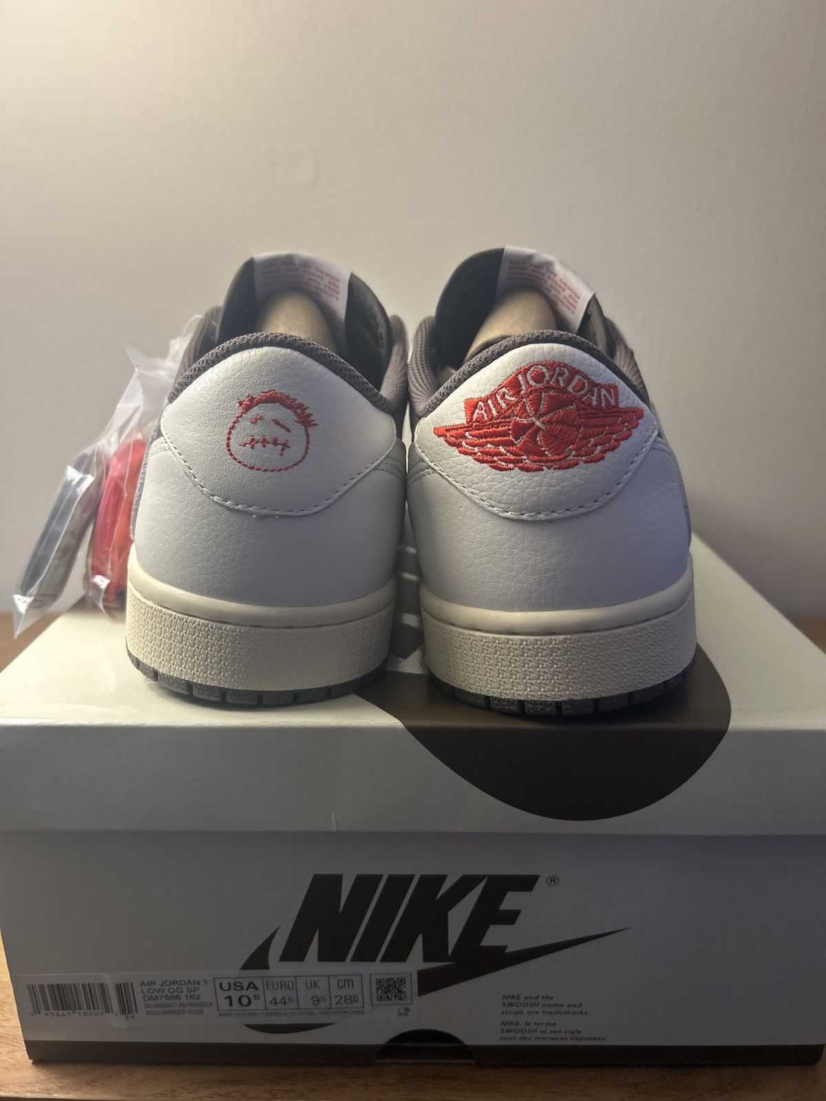 Jordan Brand × Travis Scott Travis Scott x Jordan 1 low Reverse Mocha Size US 10.5 / EU 43-44 - 5 Thumbnail