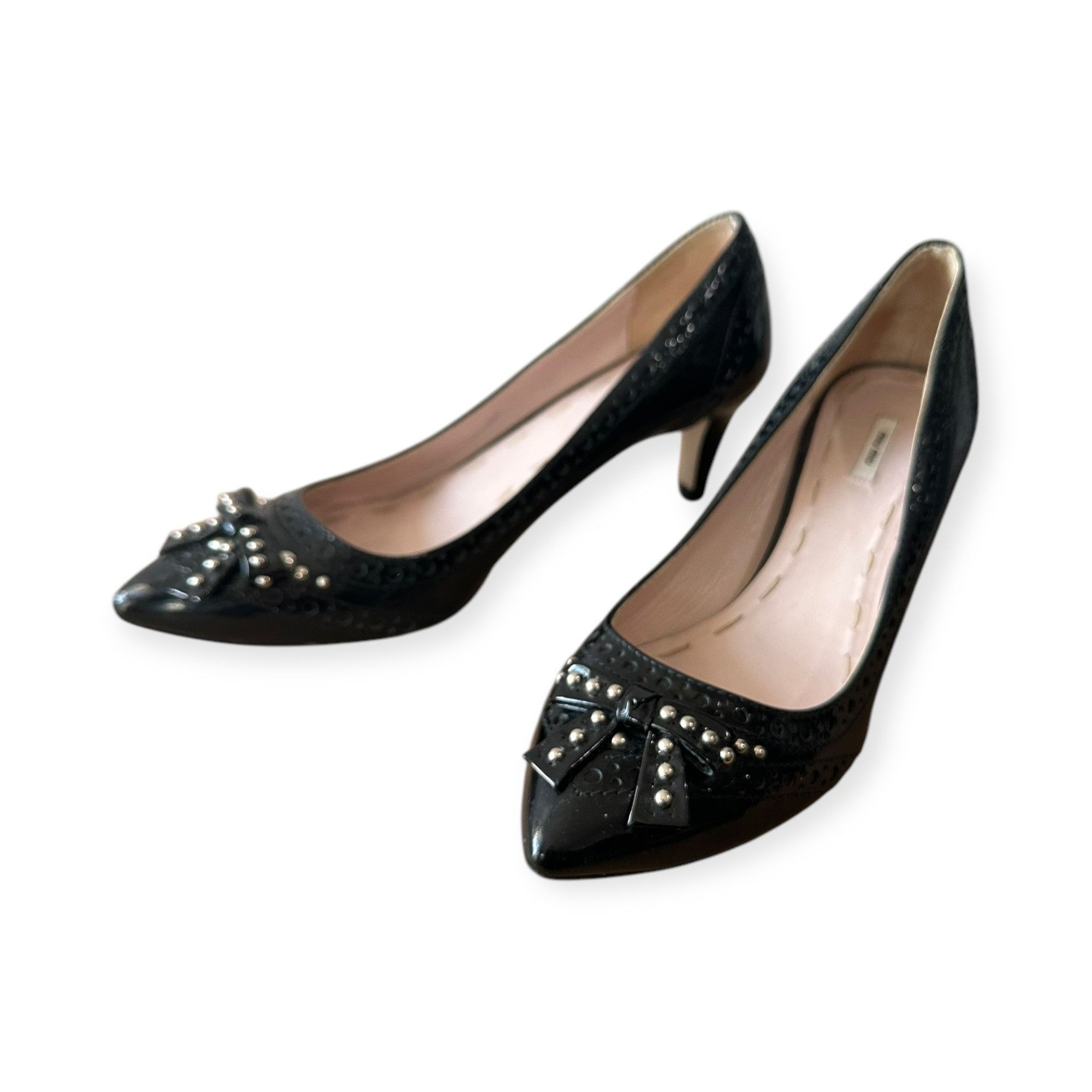 Miu Miu Miu Miu Black Patent Pumps with Studded Bow with perfs, Si Size US 8.5 / IT 38.5 - 5 Thumbnail