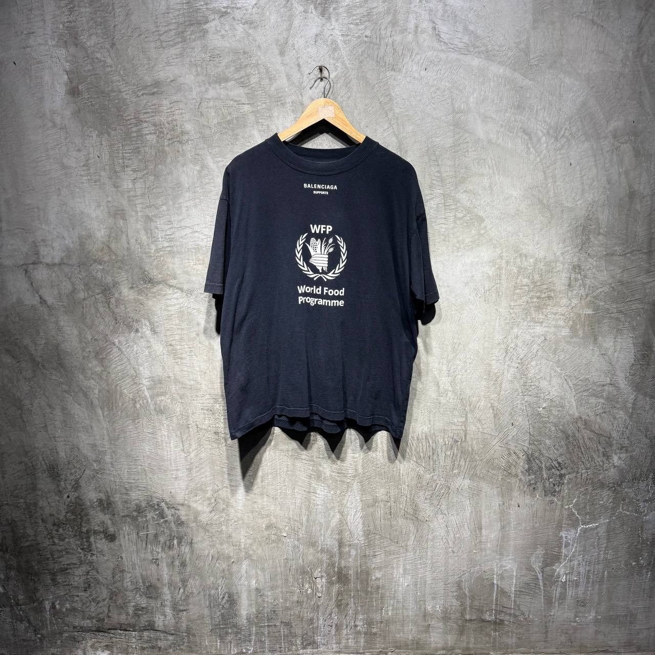 Balenciaga Balenciaga World Food Programme Tee Size US L / EU 52-54 / 3 - 1 Thumbnail