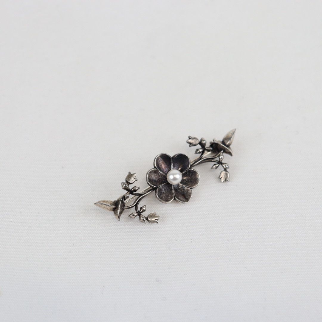 o1rshd1 Pearl Flower Brooch in Agent OX/Creme