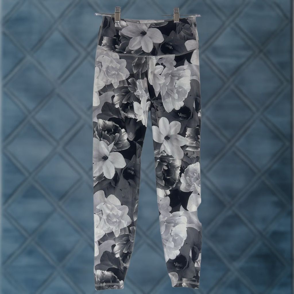 Old Navy Old Navy Active Elevate Go Dry Leggings Womens Small Floral Camo Mid Rise Gym Size 28" / US 6 / IT 42 - 1 Thumbnail