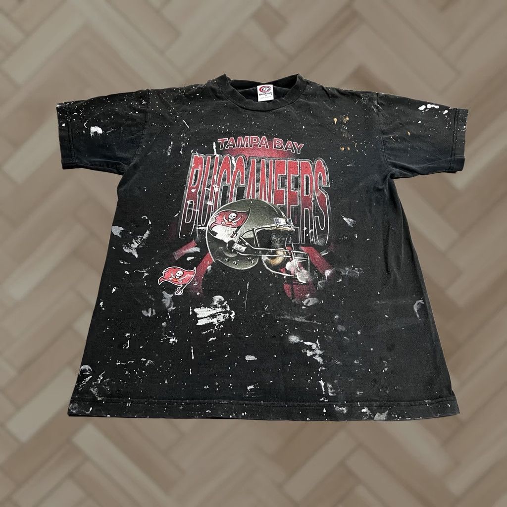 NFL Vintage True Fan Tampa Bay Buccaneers AOP Helmet Tee Shirt M Black 100% Cotton Graphic Print NFL Mens Size US M / EU 48-50 / 2 - 1 Thumbnail