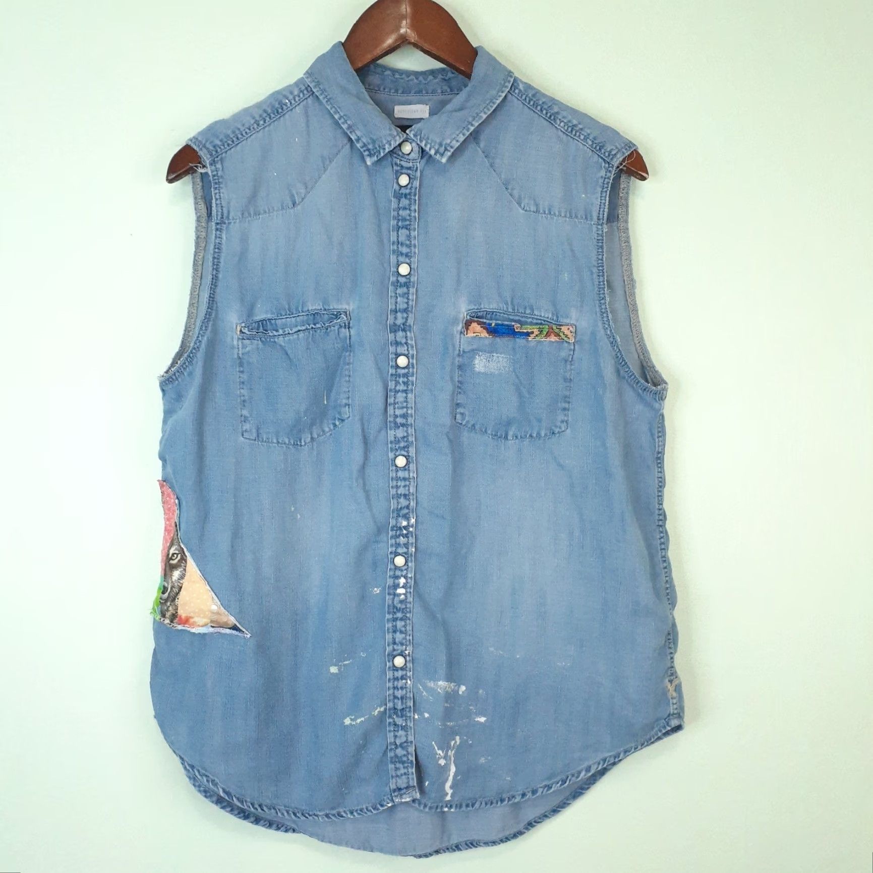 American Eagle Outfitters VINTAGE Chambray Cut Off Shirt Vest Quilt Patches Pearl Snap Paint Splatter L Size L / US 10 / IT 46 - 2 Thumbnail