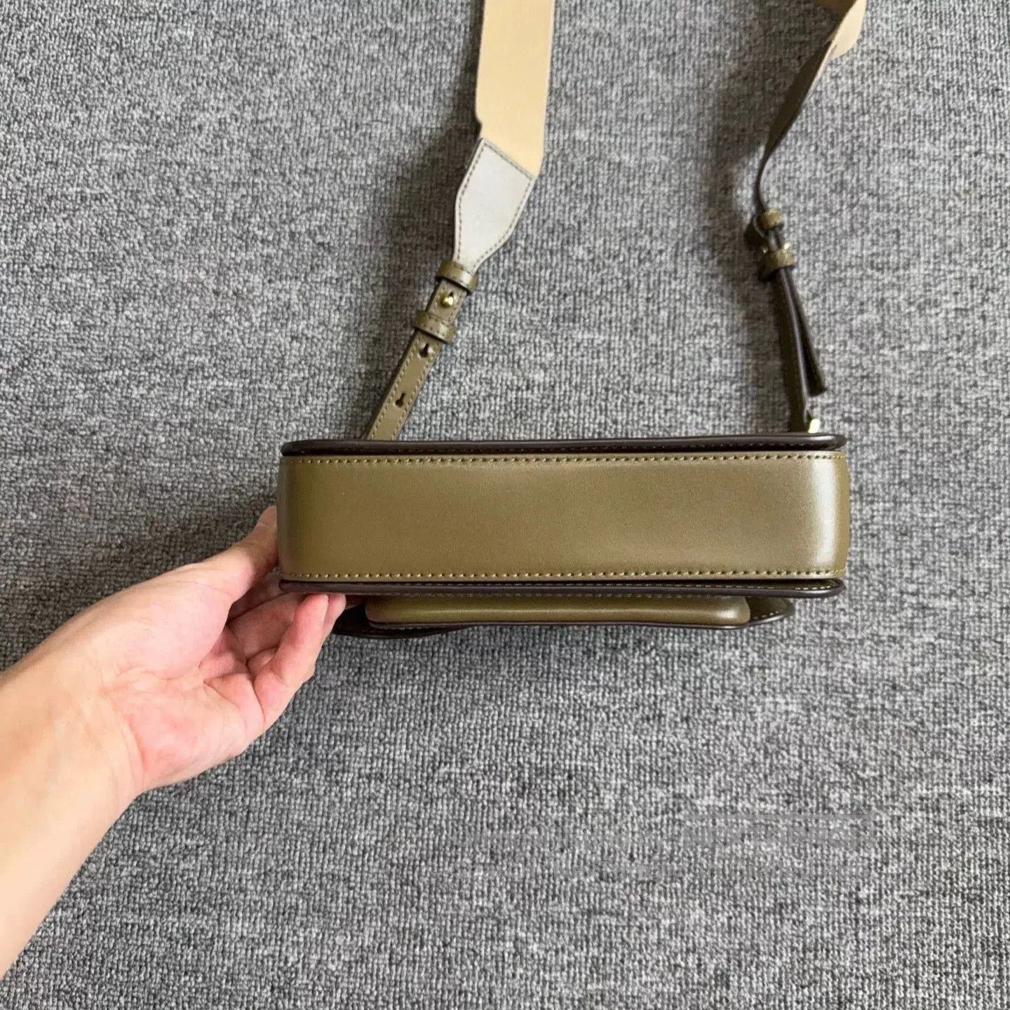 Michael Kors Michael Kors Gold Buckle Logo Crossbody Bag. Size ONE SIZE - 3 Thumbnail