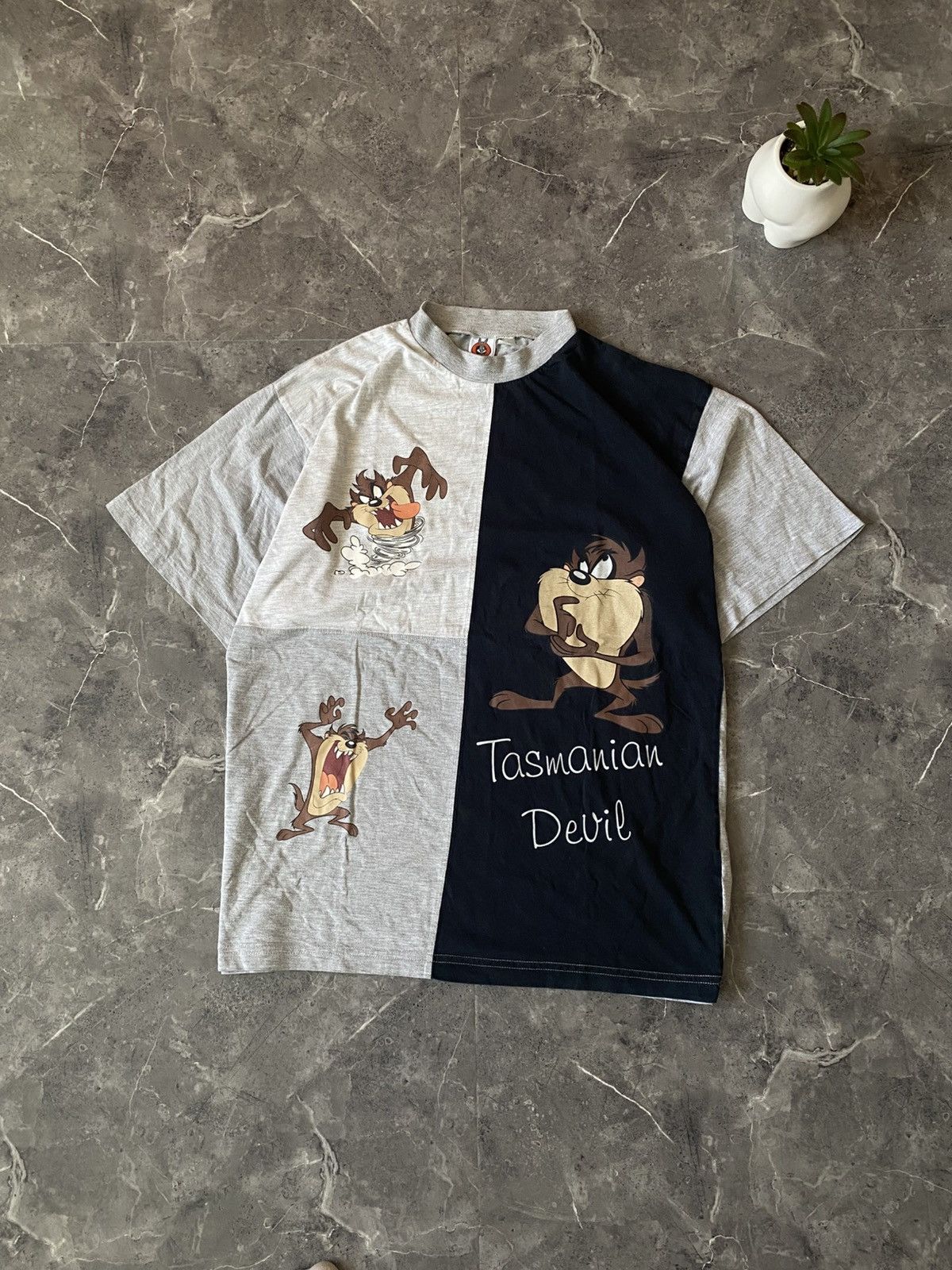 Vintage Tasmanian Devil Vintage Looney Tunes T-shirts 2002 (USA) L Size US L / EU 52-54 / 3 - 1 Thumbnail