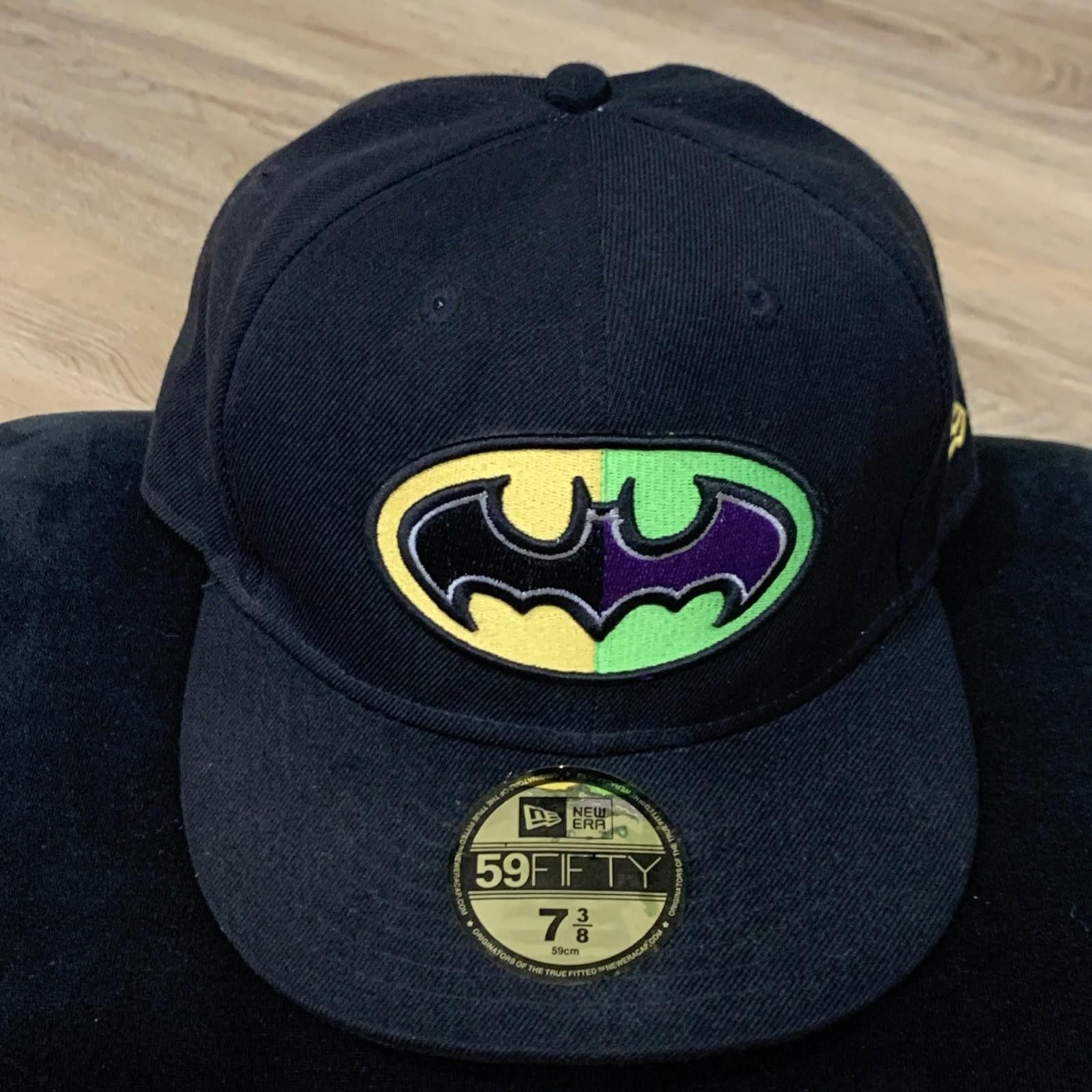 DC Comics Batman Joker Split Logo New Era 59FIFTY Fitted 7 3/8 Limited Size ONE SIZE - 1 Thumbnail