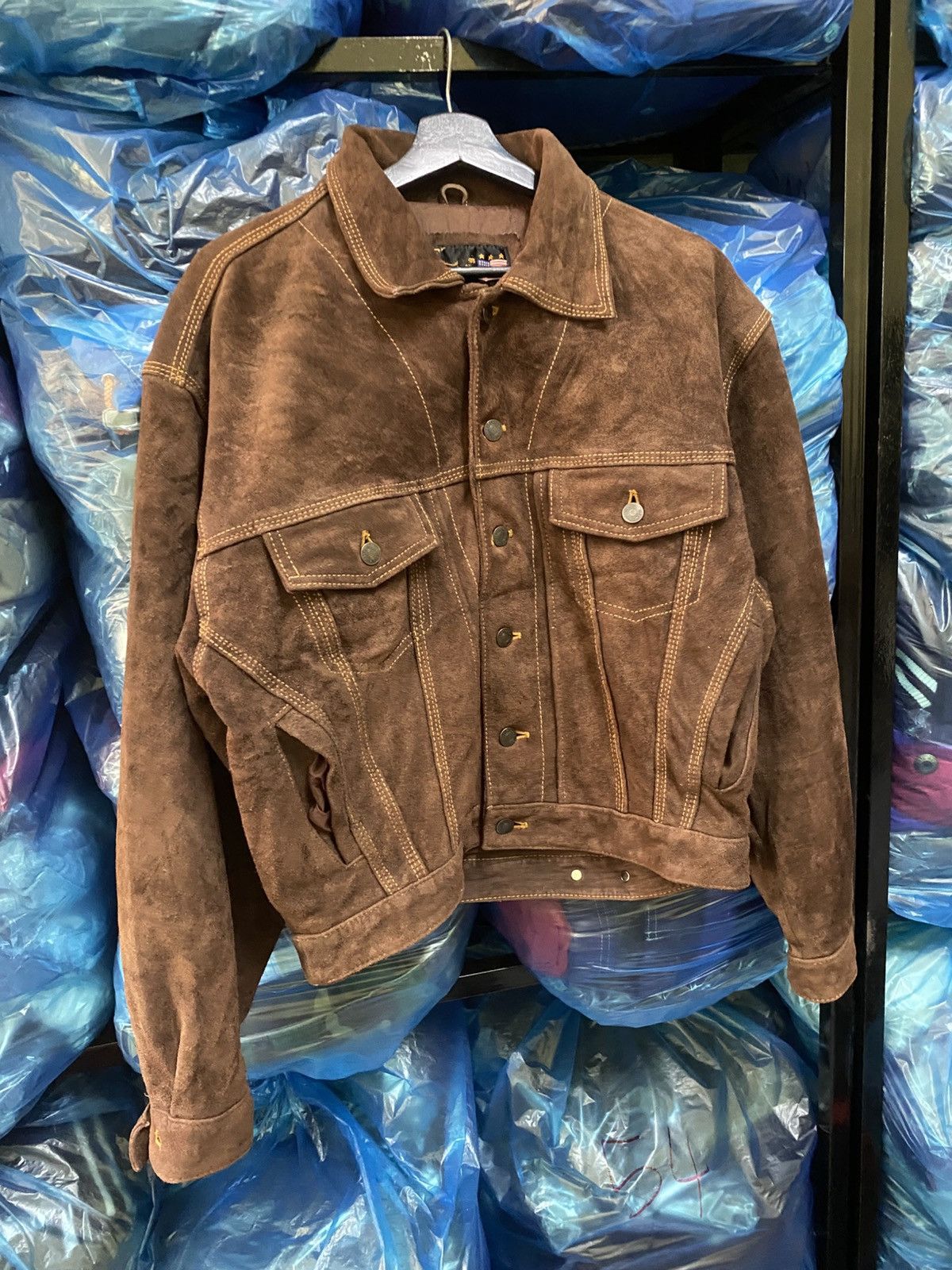 Strawberry Vintage Strawberry USA Brown Suede Leather Trucker Jacket Size US L / EU 52-54 / 3 - 3 Thumbnail