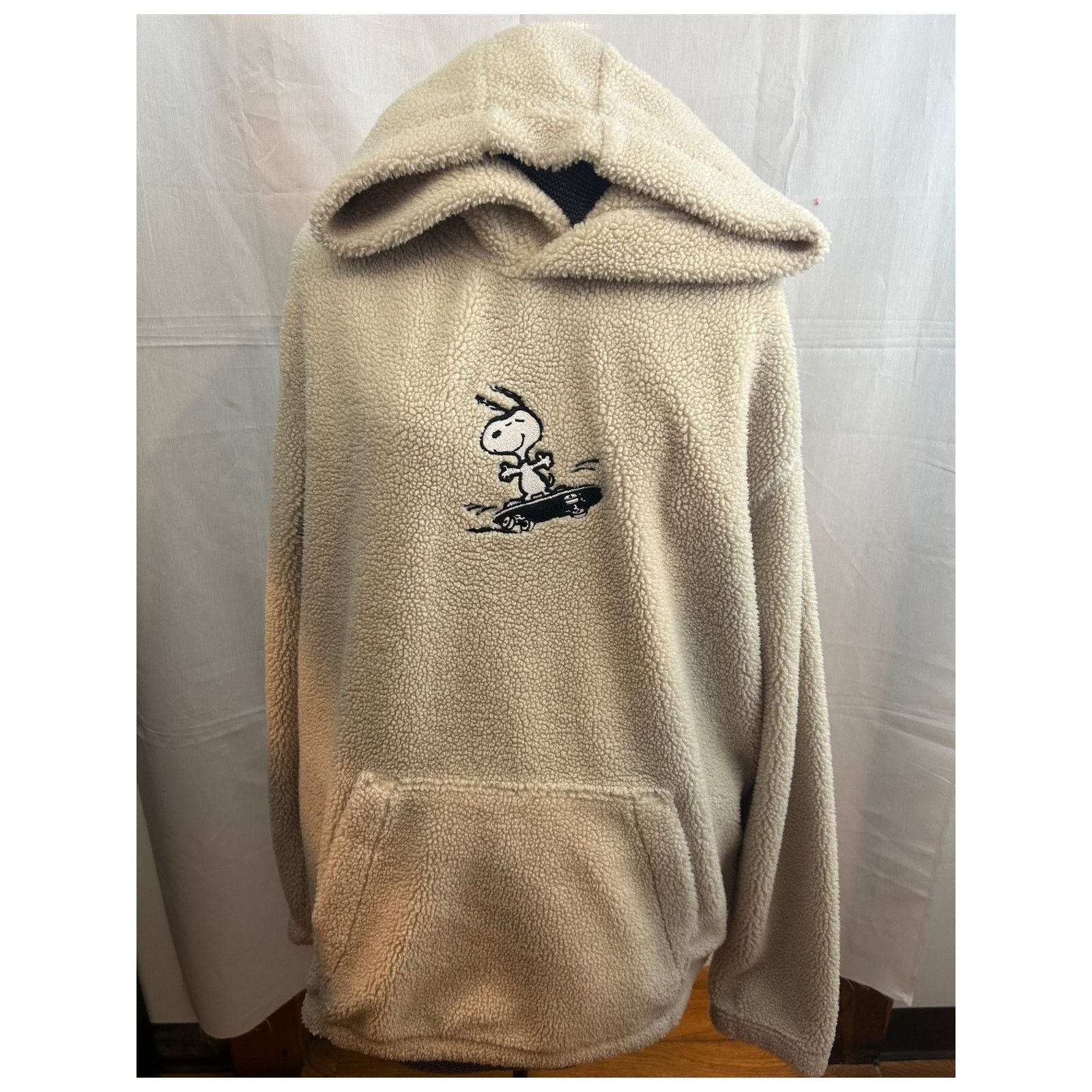 H&M Peanuts Snoopy Skateboarding Cream Fleece Hoodie Size M