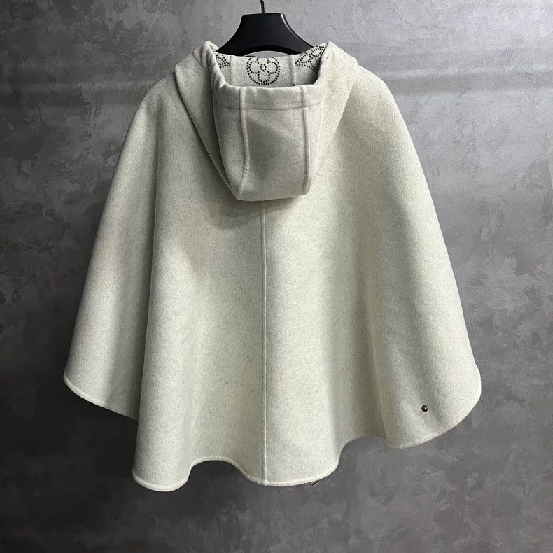 Louis Vuitton Louis Vuitton size os Cream Logo Reversible Lace Up Hooded Size US M / EU 48-50 / 2 - 5 Thumbnail