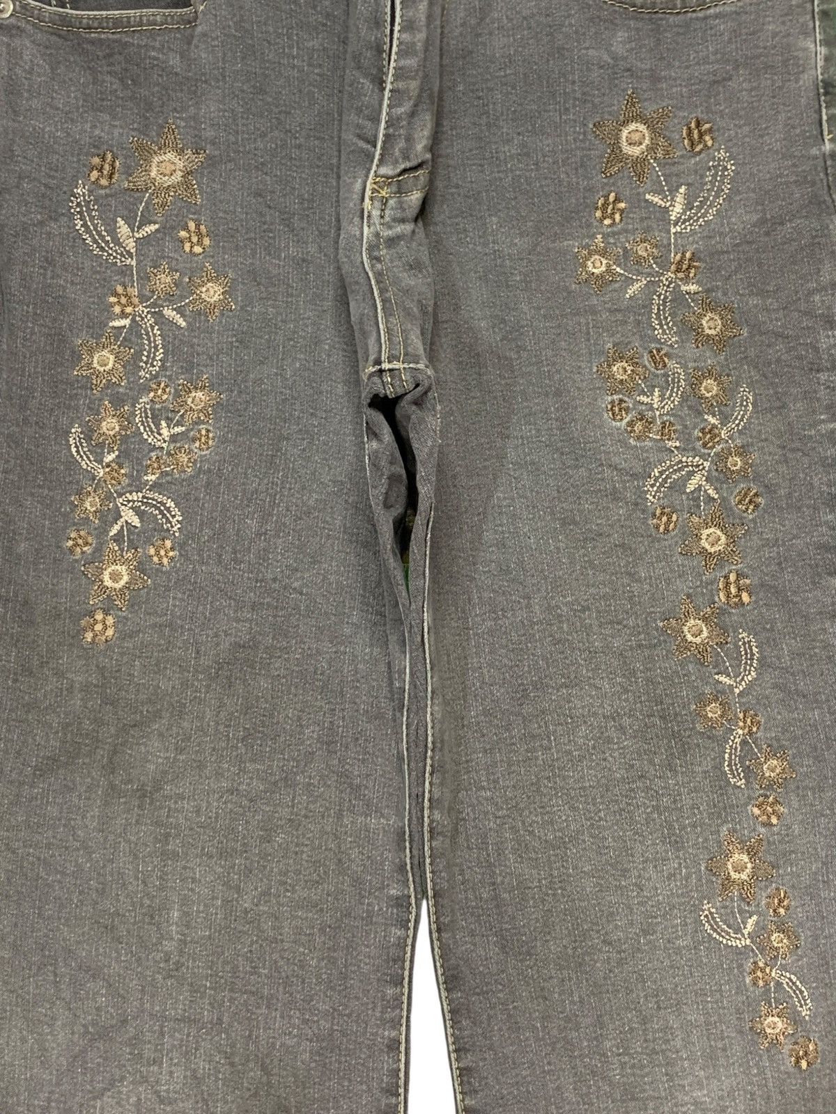 Japanese Brand SALES🔥Vintage Japanese Brand Floral Embroidery Flare Jeans Size 29" - 5 Thumbnail