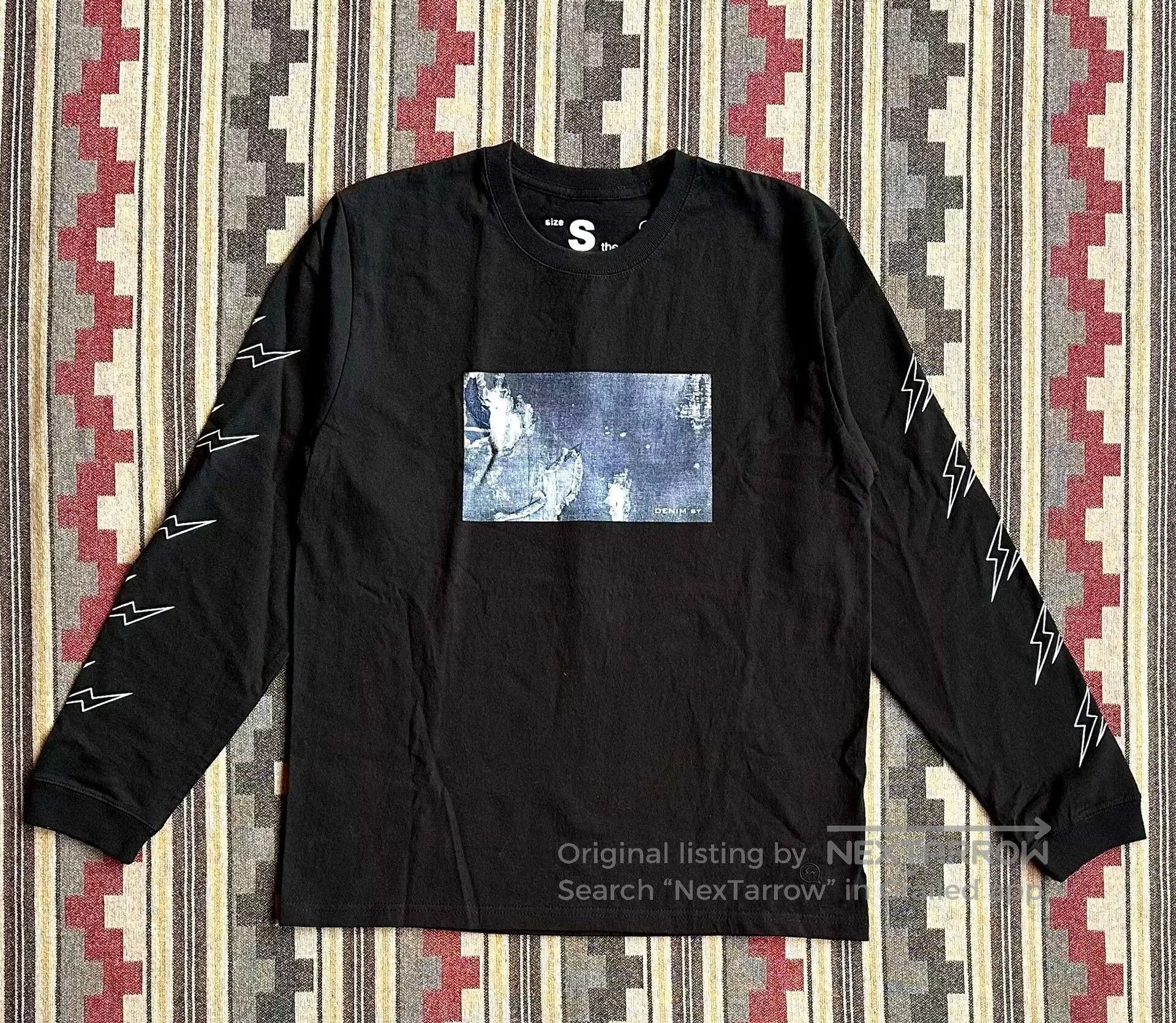 black long sleeve crew neck t.