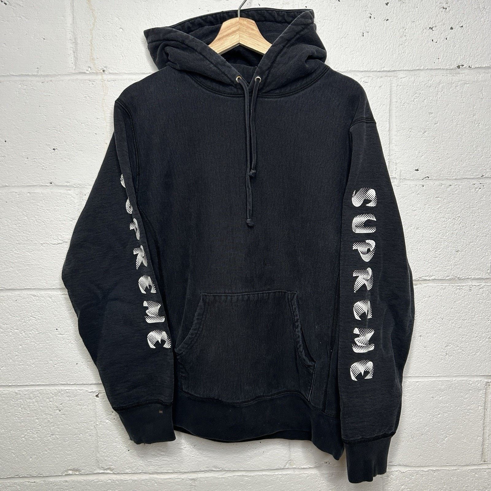 Supreme Supreme Gradient Sleeve Logo Hooded Sweatshirt “Black” FW18 Size US M / EU 48-50 / 2 - 1 Thumbnail