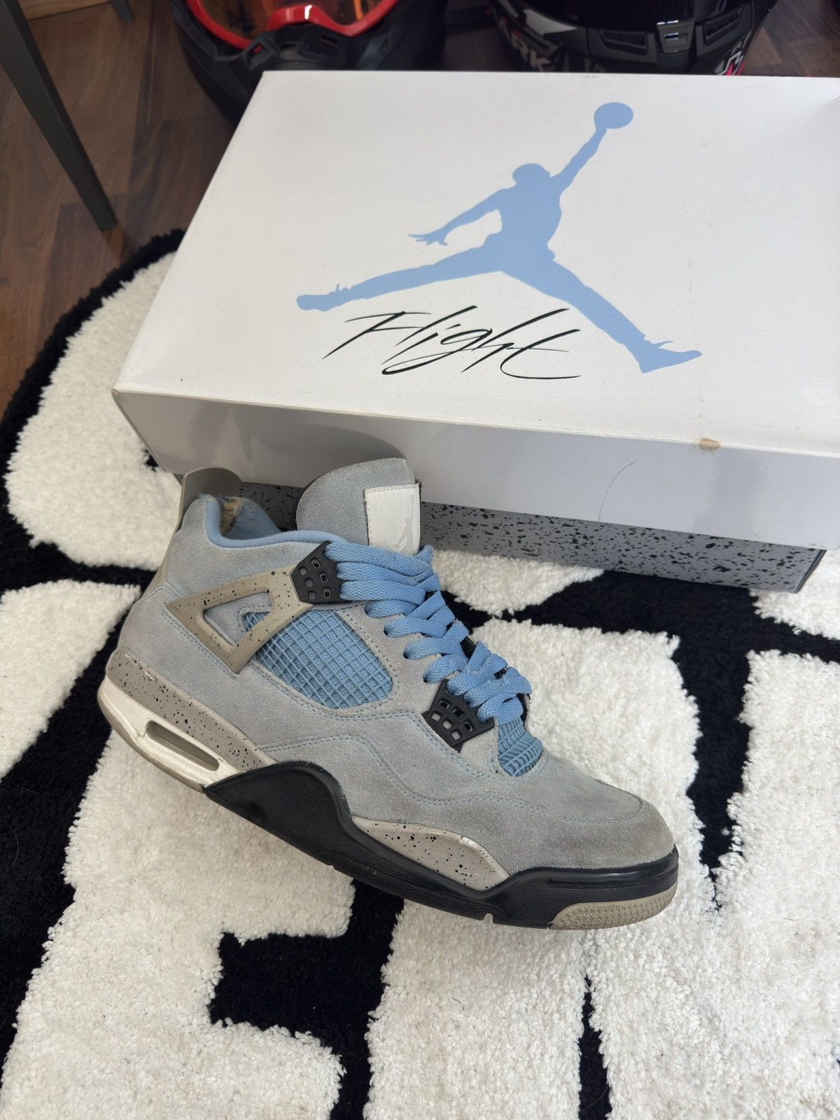 Nike Jordan 4 UNC Size US 9.5 / EU 42-43 - 2 Thumbnail
