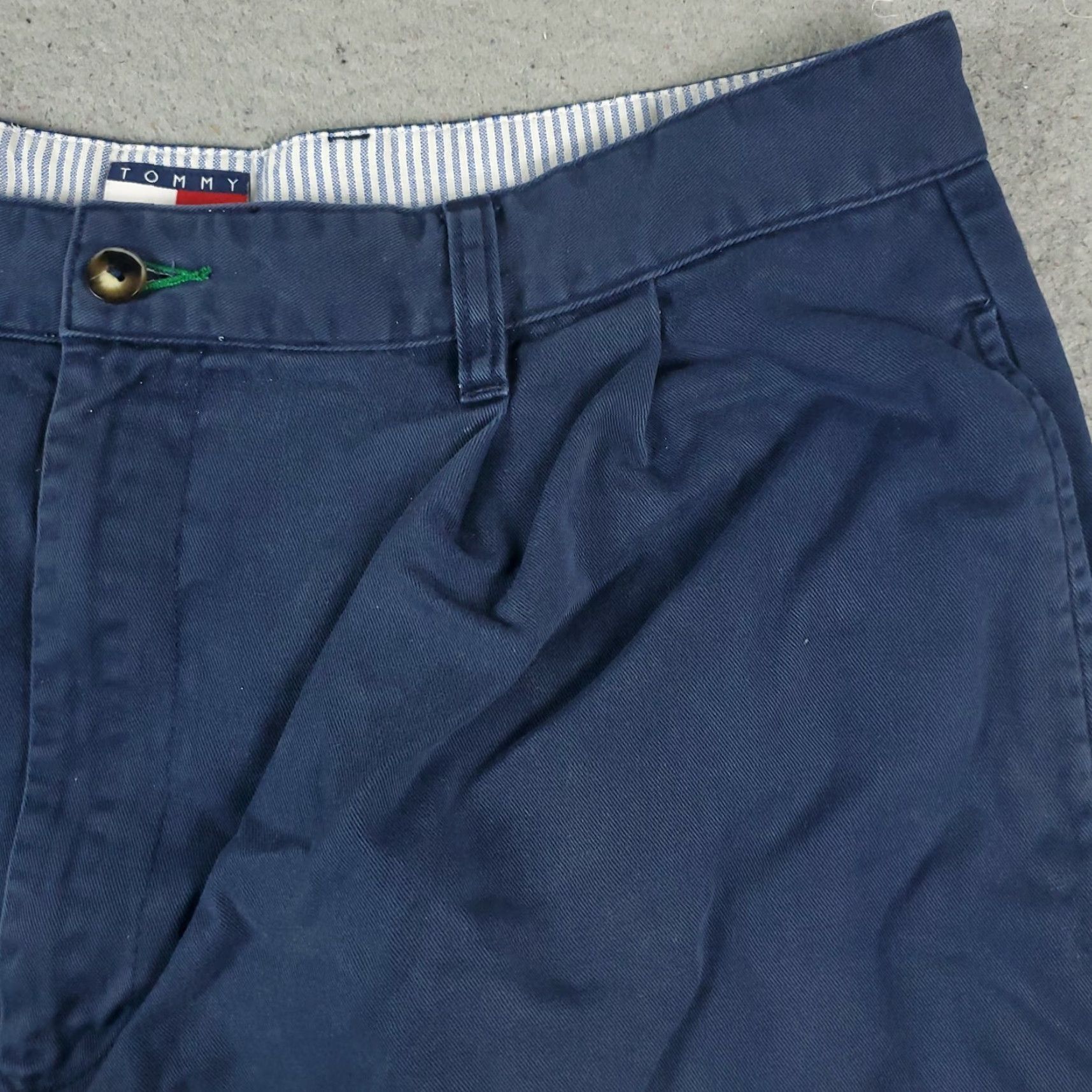 Tommy Hilfiger VINTAGE Tommy Hilfiger Shorts Men Size 36 Blue Chino Pleated Casual Denim Size US 36 / EU 52 - 3 Thumbnail